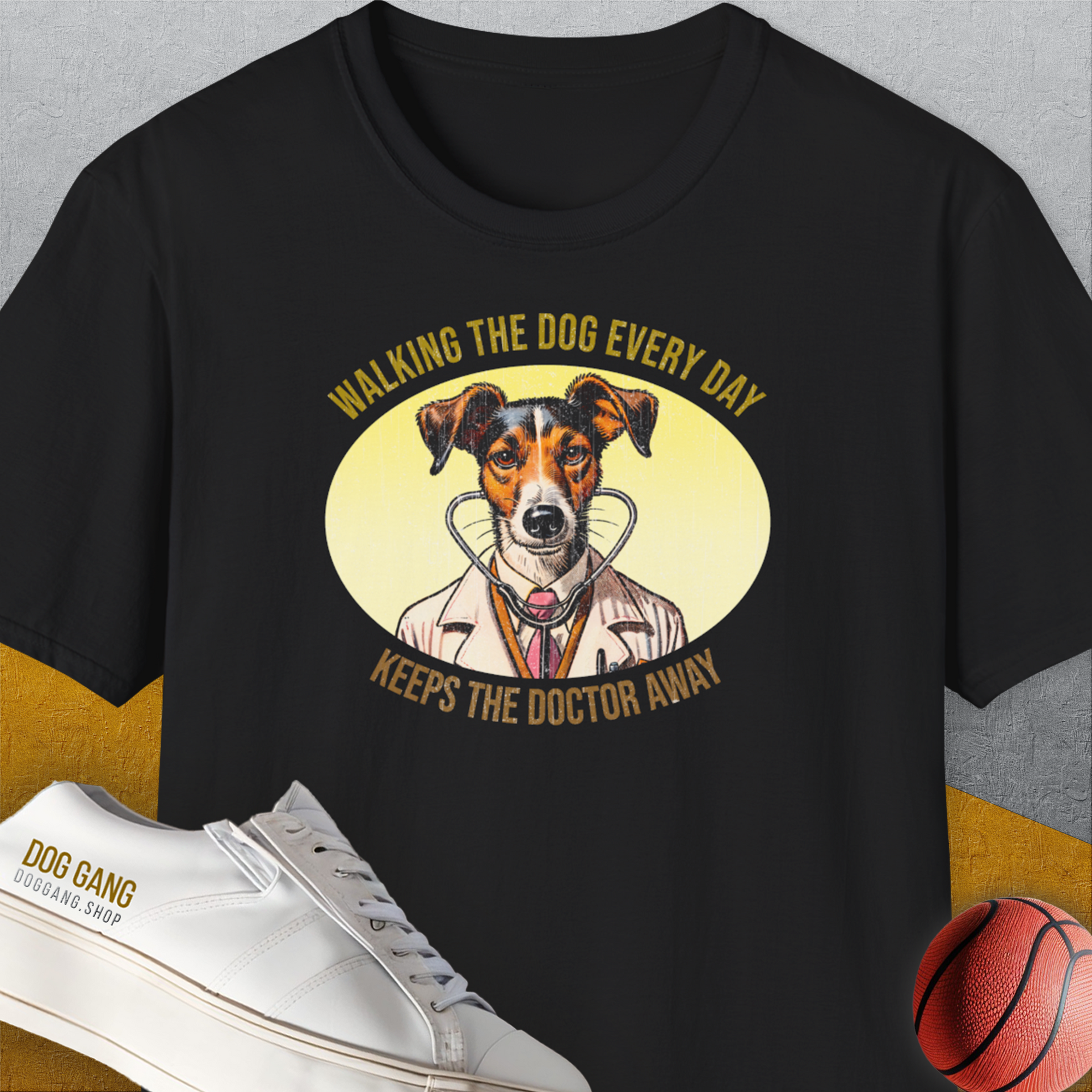 Dieses schwarze Unisex-T-Shirt besteht aus 100 % Baumwolle und zeigt eine bezaubernde Illustration eines Arzthundes mit dem Text: „Jeden Tag mit dem Hund spazieren zu gehen, hält den Arzt fern.“ Es passt perfekt zu Freizeitkleidung.