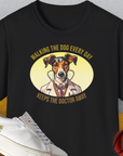 Dieses schwarze Unisex-T-Shirt besteht aus 100 % Baumwolle und zeigt eine bezaubernde Illustration eines Arzthundes mit dem Text: „Jeden Tag mit dem Hund spazieren zu gehen, hält den Arzt fern.“ Es passt perfekt zu Freizeitkleidung.