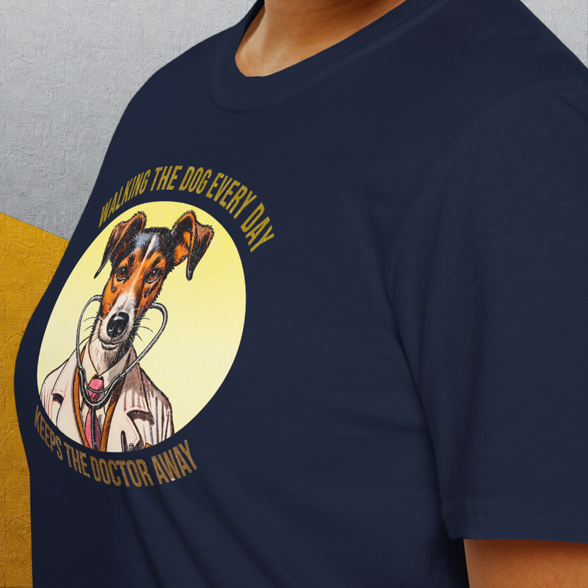 Eine Person trägt das Unisex-T-Shirt „Walking The Dog Every Day Keeps The Doctor Away, Volume 2“ in Marineblau. Es ist mit einem Cartoon-Arzthund und einem verspielten Text versehen und besteht aus 100 % Baumwolle für Komfort und Stil.