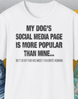My Dogs Social Media Page Is More Popular Than Mine, Unisex T-Shirt, lustiger Spruch mit Hund. Für humorvolle Hundefreunde. Design by Dog Gang