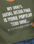 My Dogs Social Media Page Is More Popular Than Mine, Unisex T-Shirt-lustiger Spruch auf bequemen Shirt für Hundeliebhaber, Design by Dog Gang