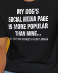 My Dogs Social Media Page Is More Popular Than Mine, Unisex T-Shirt-lustiges Shirt für Hundeliebhaber, Design by Dog Gang