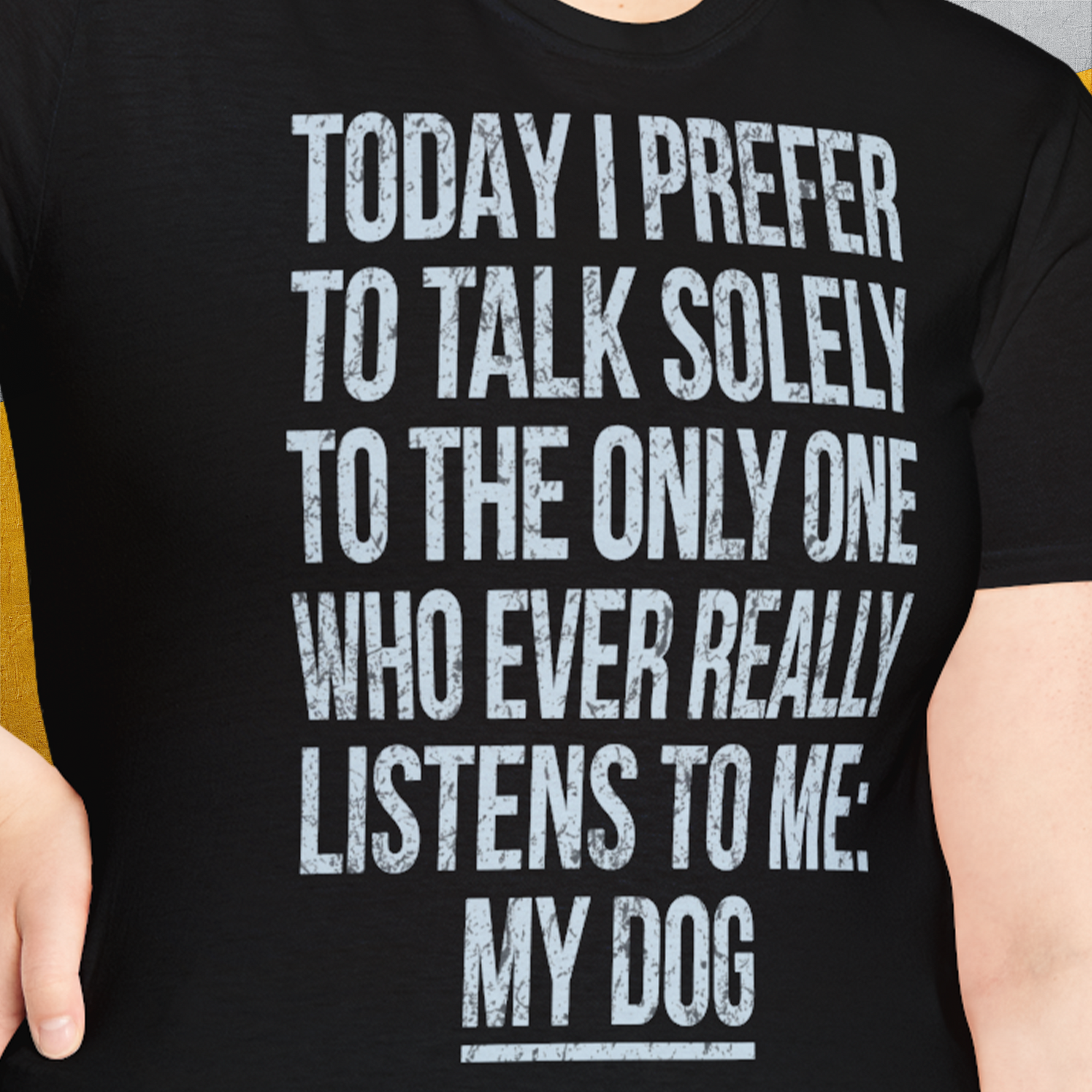 The Only One Who Ever Really Listens To Me, Unisex T-Shirt, lustiger Spruch mit Hund. Für humorvolle Hundefreunde. Design by Dog Gang