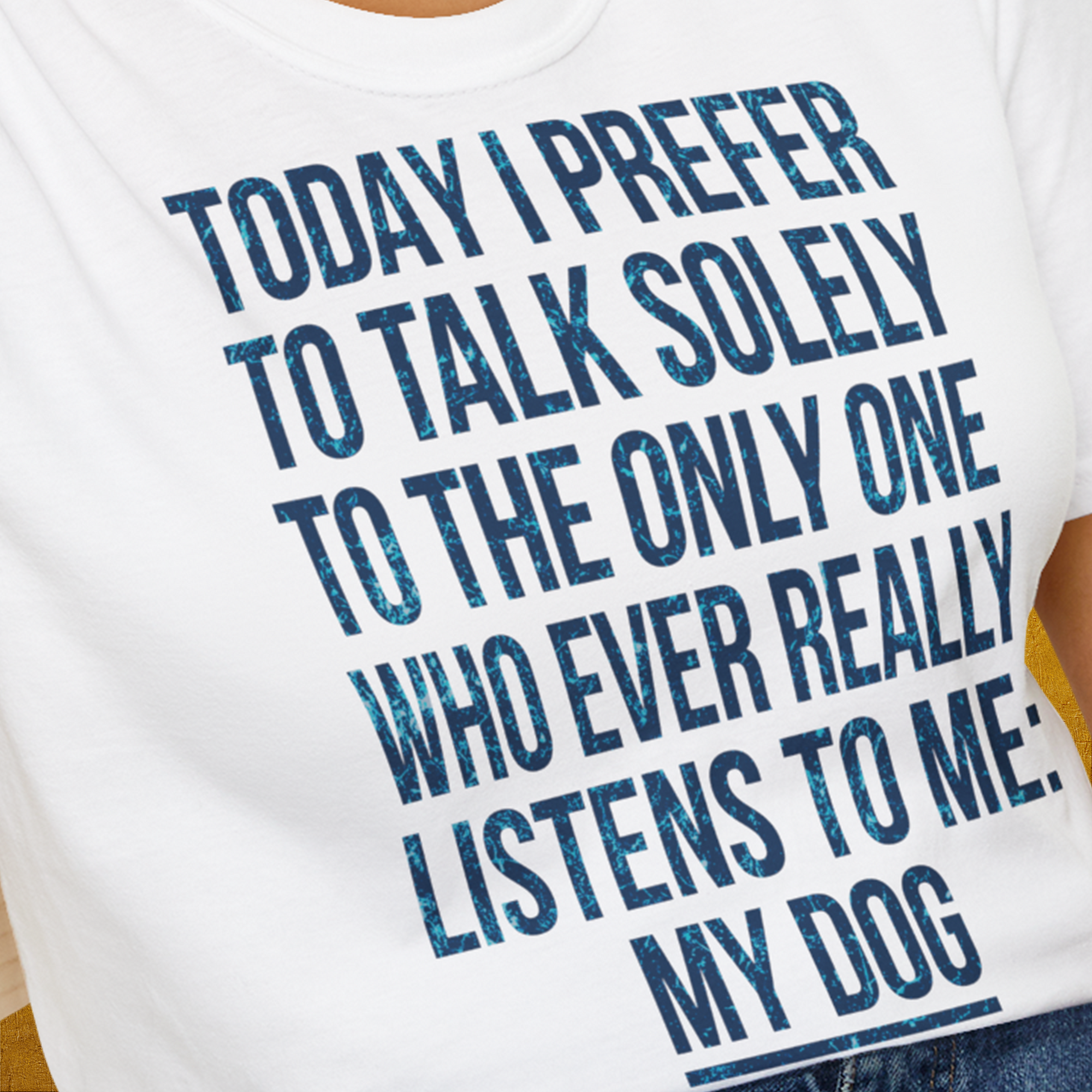 The Only One Who Ever Really Listens To Me, Unisex T-Shirt-lustiger Spruch auf bequemen Shirt für Hundeliebhaber, Design by Dog Gang