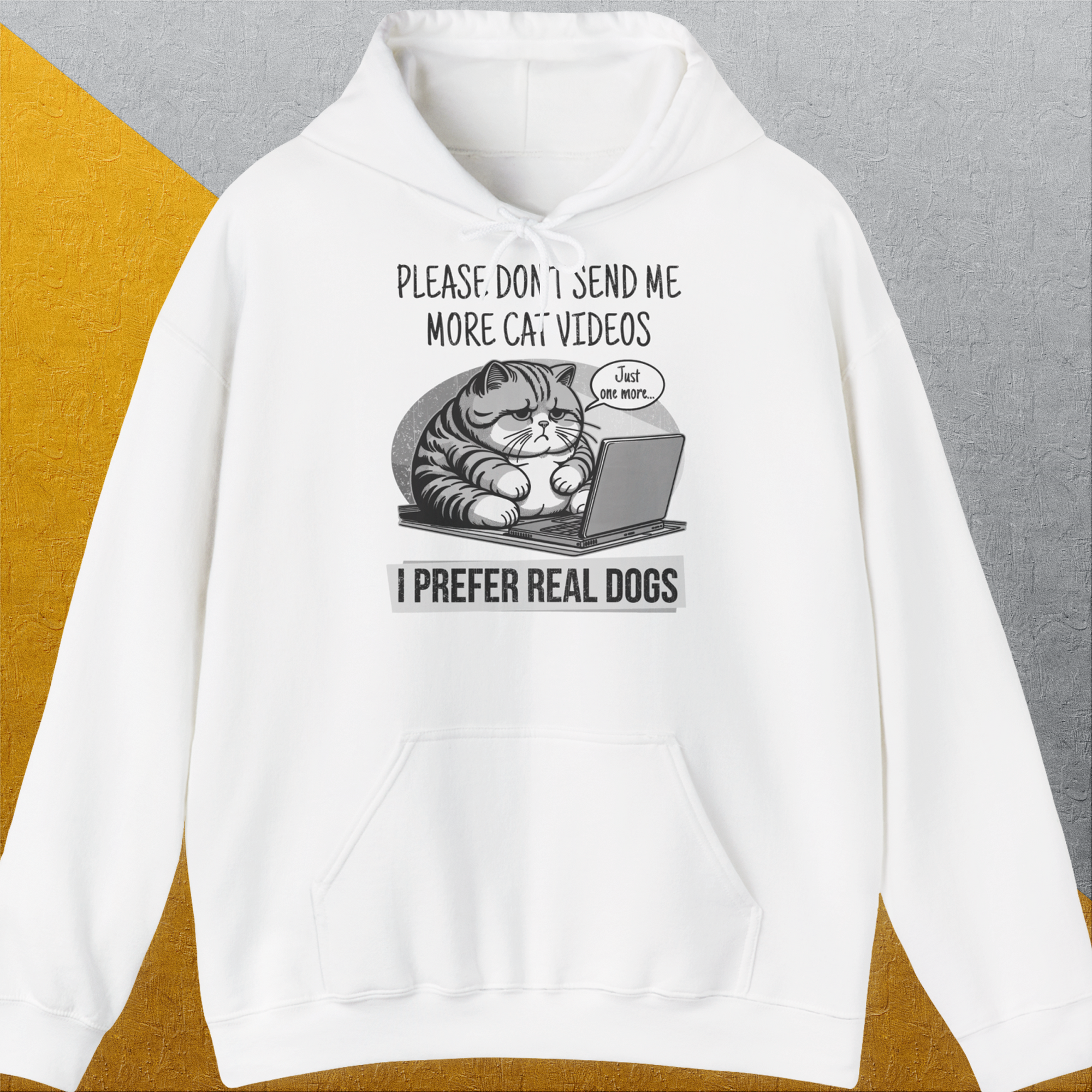 Der Hoodie ist weiß und zeigt eine Comic-Katze mit einem Laptop und dem lustigen anglischsprachigen Spruch: „Bitte schick mir keine Katzenvideos mehr. Ich bevorzuge echte Hunde.“ Design von Dog Gang.