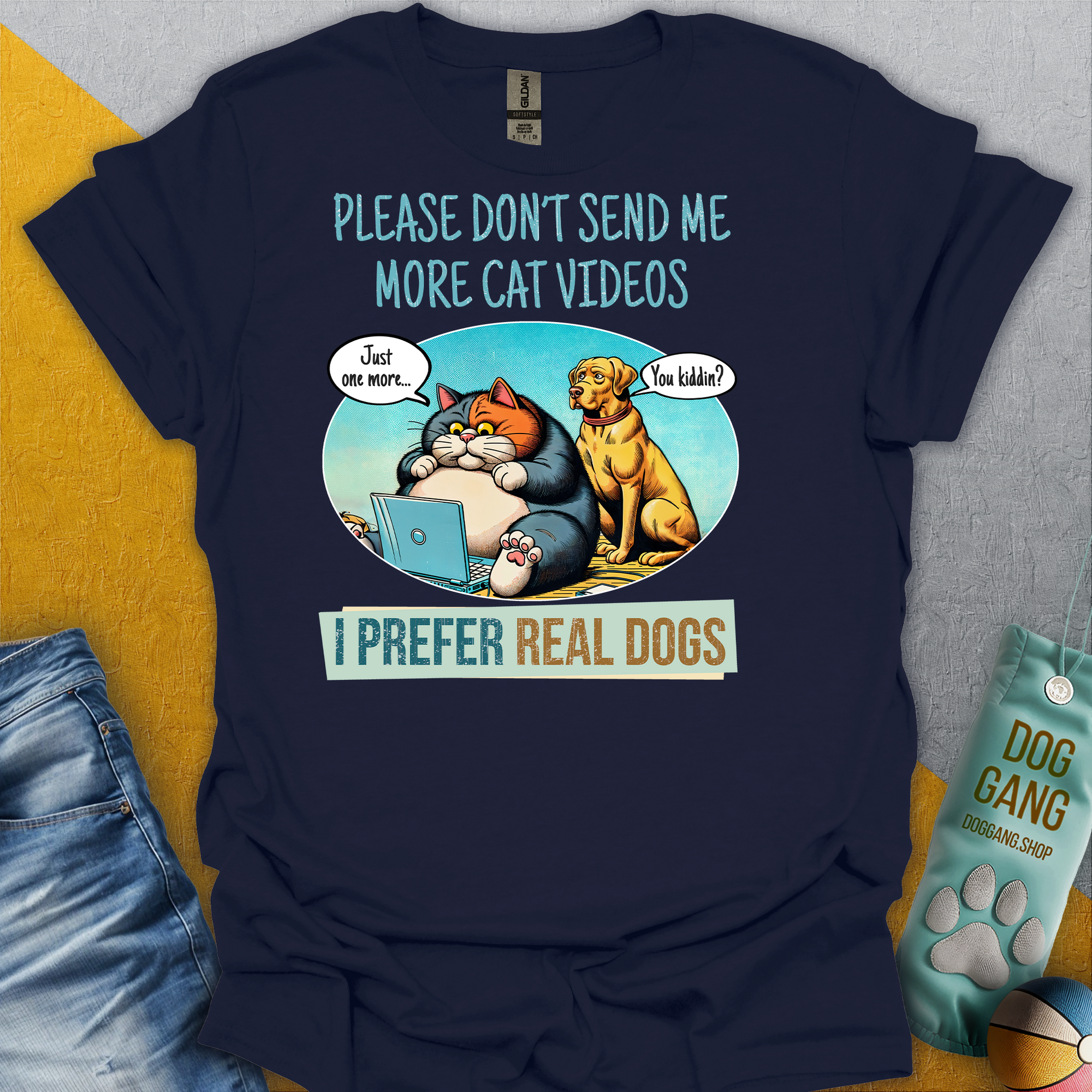 Das Unisex-T-Shirt der Cat Videos Series, Band 2, ist aus 100 % weicher Baumwolle gefertigt. Es zeigt eine Cartoon-Katze und einen Cartoon-Hund mit dem Design: „Bitte schick mir keine Katzenvideos mehr. Ich bevorzuge echte Hunde.“ Entworfen von Dog Gang.