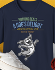 Das marineblaue T-Shirt „Nothing Beats A Dogs Delight When You Return Home, Volume 3“ zeigt einen verspielten Hund auf grau-orangefarbenem Hintergrund. Es besteht aus 100 % Baumwolle und bietet ein weiches Tragegefühl, ideal für Fans von lustiger Mode.