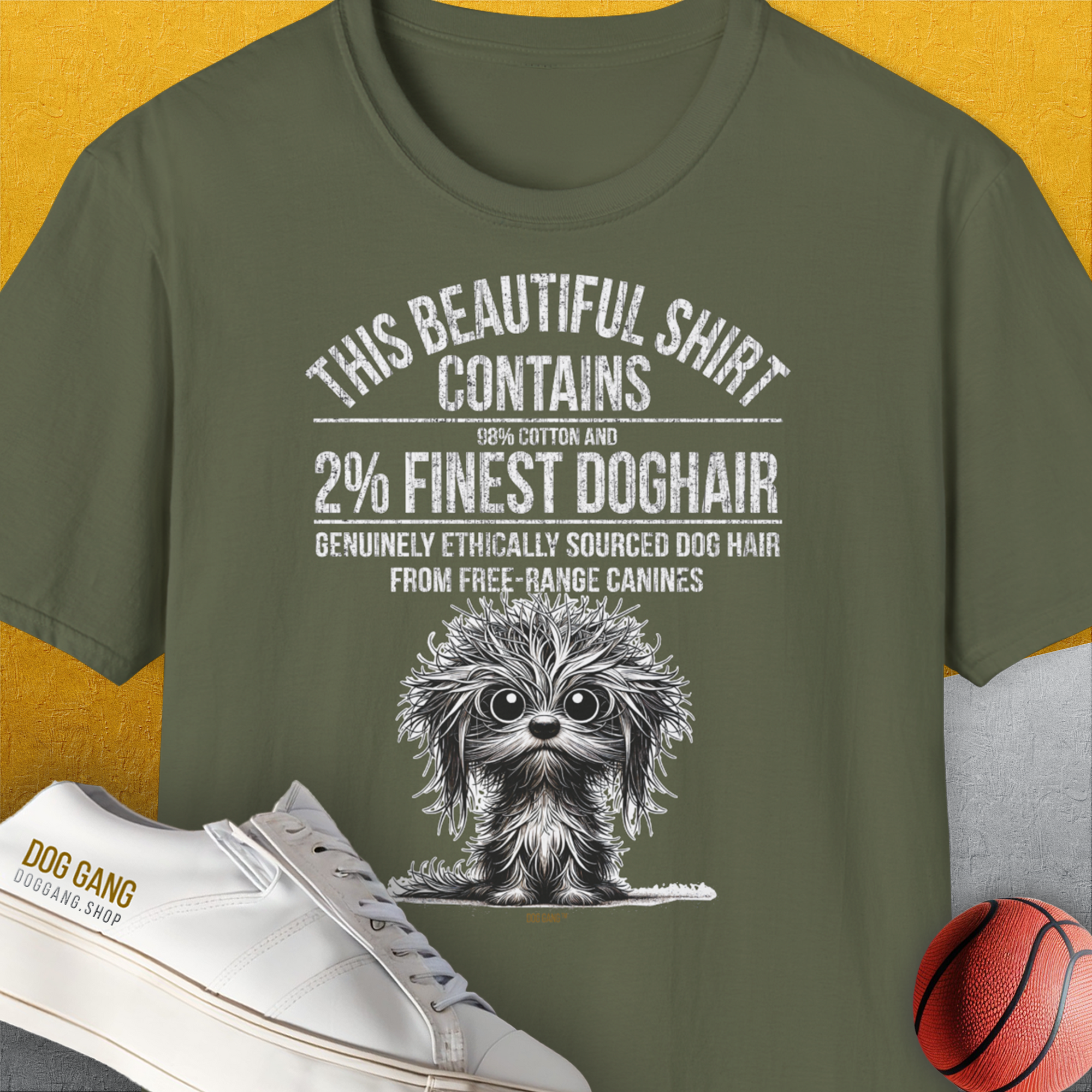 Das „This Beautiful Shirt Contains Finest Dog Hair, Volume 3, Unisex T-Shirt“ ist ein olivgrünes T-Shirt aus 100 % Baumwolle mit einer zotteligen Hundegrafik und einem lustigen Text über Hundehaare. Perfekt für Fans von Softstyle-Mode, passt es gut zu einem lässigen Look und weißen Schuhen für spaßigen Komfort.