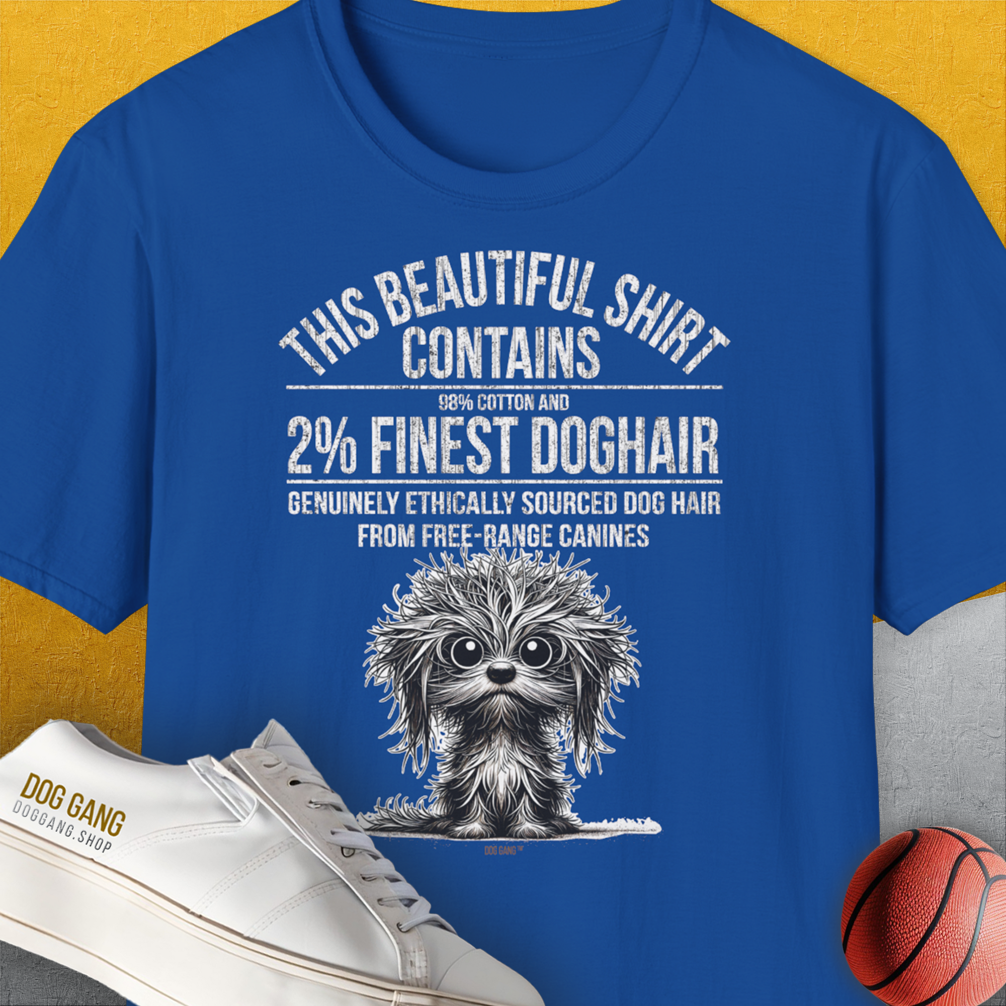 Das „This Beautiful Shirt Contains Finest Dog Hair, Volume 3“ ist ein weiches, blaues Unisex-T-Shirt aus 100 % Baumwolle mit verspieltem Text und „Dog Gang“-Label; ideal für Hundeliebhaber, die lässigen Stil und Humor mögen.