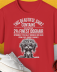 Das Unisex-T-Shirt „This Beautiful Shirt Contains Finest Dog Hair, Volume 3“ ist rot, weich geschnitten und besteht aus 100 % Baumwolle. Es enthält einen Text über Hundehaare und passt zu weißen „Dog Gang“-Schuhen für eine bequeme Passform.