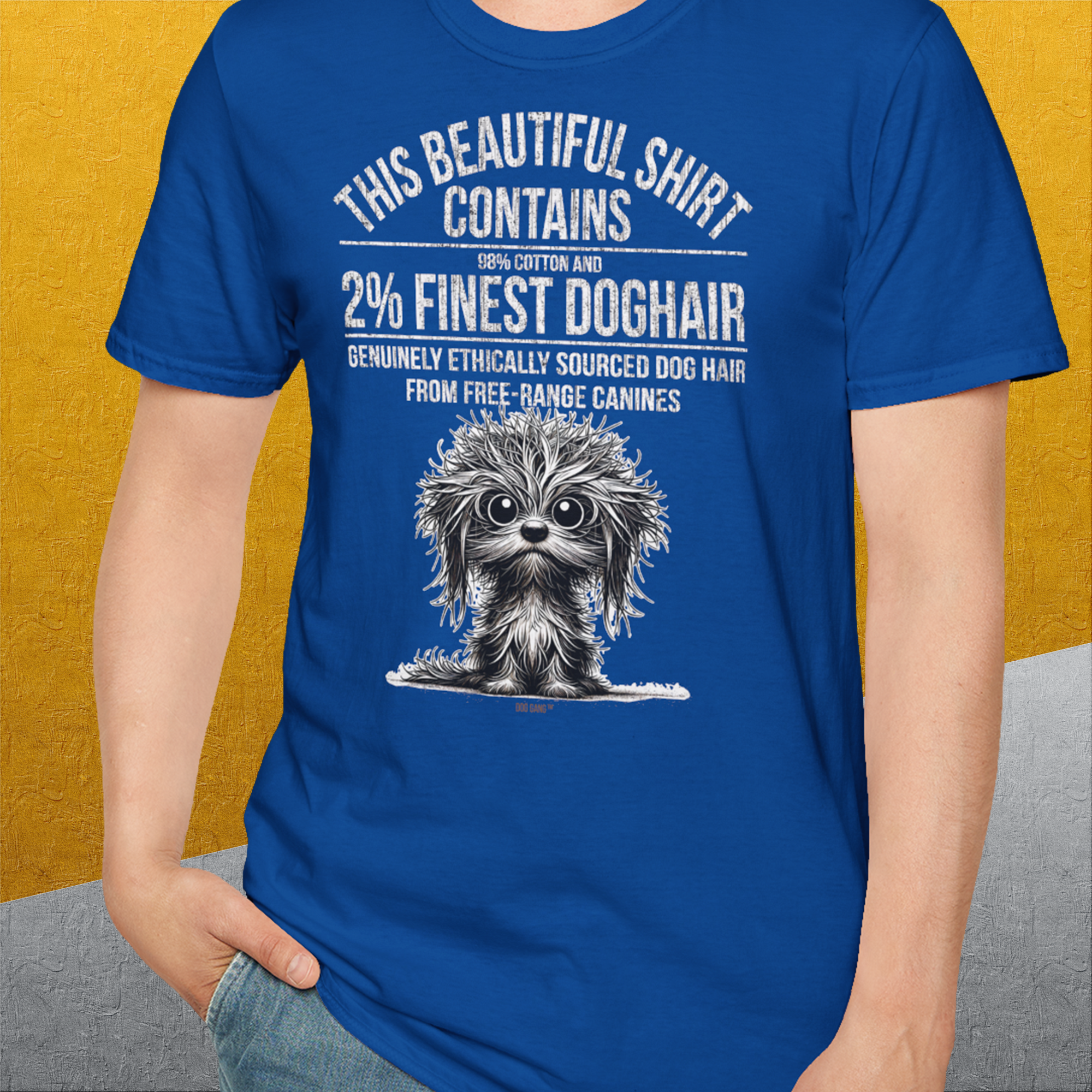 Mit „This Beautiful Shirt Contains Finest Dog Hair, Volume 3“, einem blauen Unisex-T-Shirt aus 100 % Baumwolle mit humorvollem Design, zeigen Sie Ihren verspielten Stil perfekt.