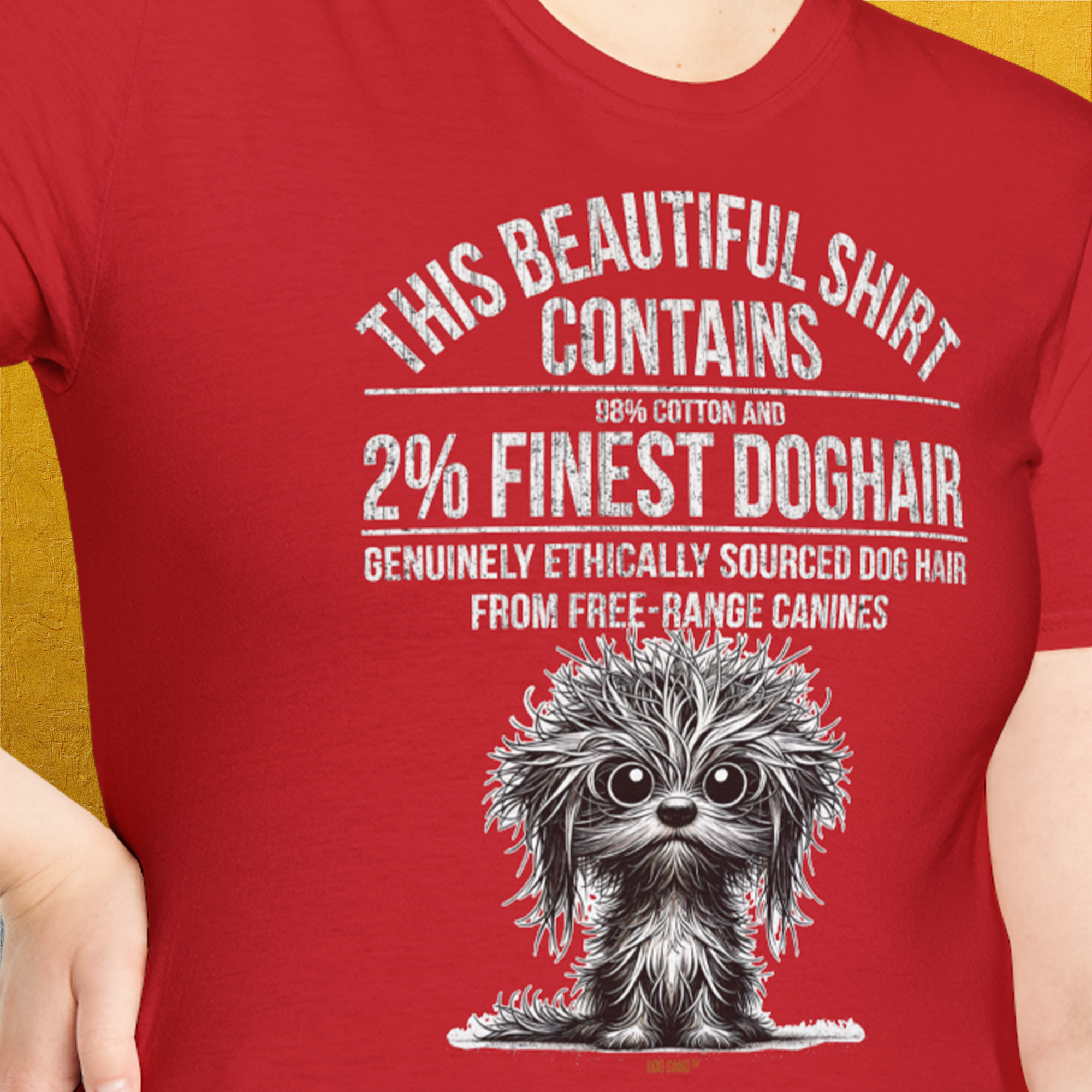 Dieses schöne Shirt enthält feinstes Hundehaar, Band 3, ein weiches, rotes Unisex-T-Shirt mit einer flauschigen Hundeillustration und dem Text: „Dieses Shirt enthält 2 % feinstes Hundehaar von freilaufenden Hunden“ und verbindet Komfort mit Laune aus 100 % Baumwolle.