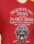 Dieses schöne Shirt enthält feinstes Hundehaar, Band 3, ein weiches, rotes Unisex-T-Shirt mit einer flauschigen Hundeillustration und dem Text: „Dieses Shirt enthält 2 % feinstes Hundehaar von freilaufenden Hunden“ und verbindet Komfort mit Laune aus 100 % Baumwolle.