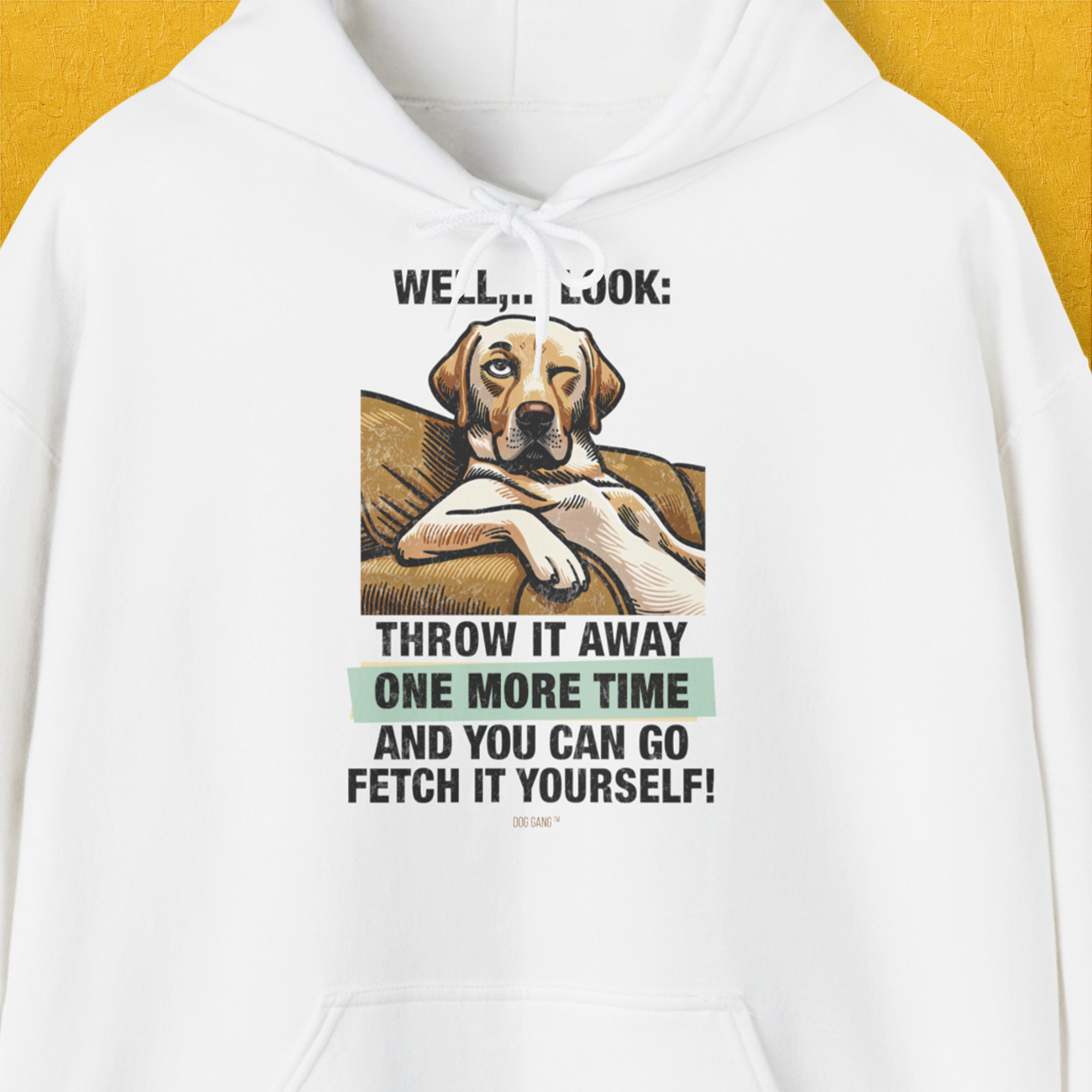 Der Unisex-Kapuzenpullover zeigt die witzige Hundeillustration eines skeptisch blickenden Labrador Retrievers mit lustigem Text "Well, look: throw it away one more time and you can go fetch it yourself!!“. Design by Dog Gang.