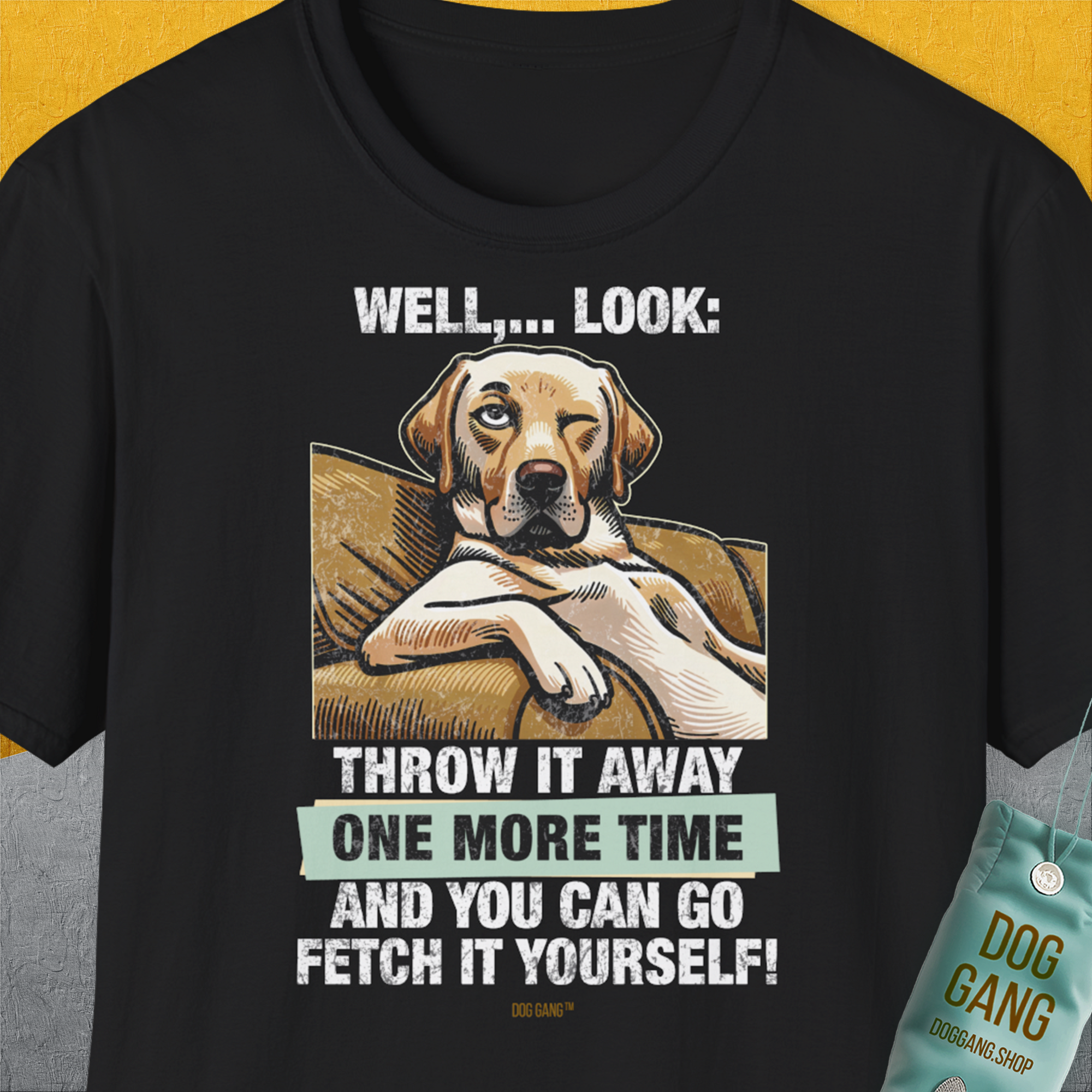 Das Unisex-T-Shirt zeigt eine lustige Hundeillustration eines skeptisch blickenden Labrador Retrievers mit lustigem Spruch "Well, look: throw it away one more time and you can go fetch it yourself!!“. Design by Dog Gang.