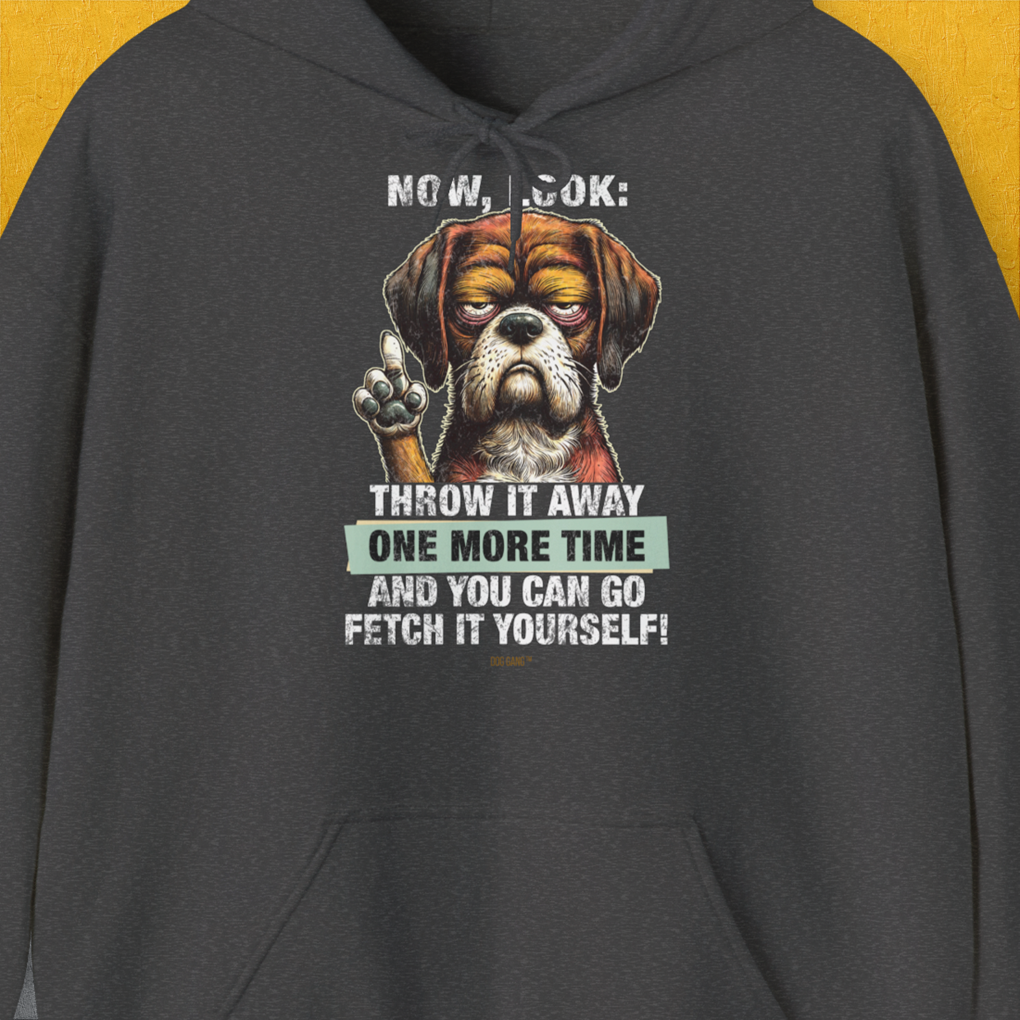 Der Unisex-Kapuzenpullover der Go Fetch It Yourself-Serie, Band 2, zeigt eine Illustration eines mürrischen Hundes mit dem witzigen Spruch „Go Fetch It Yourself“ und ist aus ethisch angebauter Baumwolle hergestellt. Entworfen von Dog Gang.
