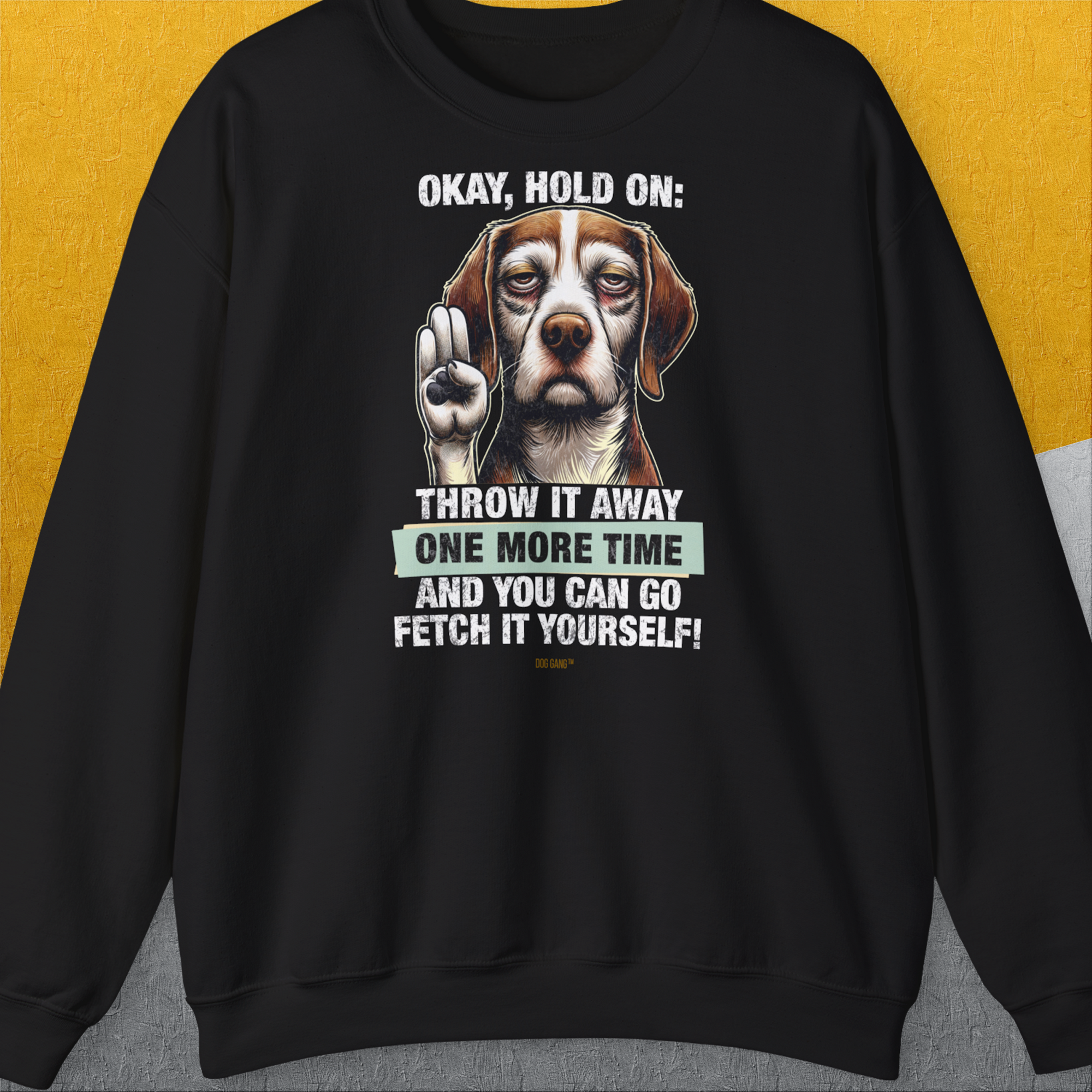 Das schwarze Unisex-Sweatshirt der Go Fetch It Yourself-Serie, zeigt die Illustration eines sehr lustigen Hundes mit erhobener Pfote um Einhalt zu gebieten, und dem lustigen Spruch: „Well... throw it away one more time and you can go fetch it yourself!!“ Ein Shirt für Hundebesitzer von Dog Gang.