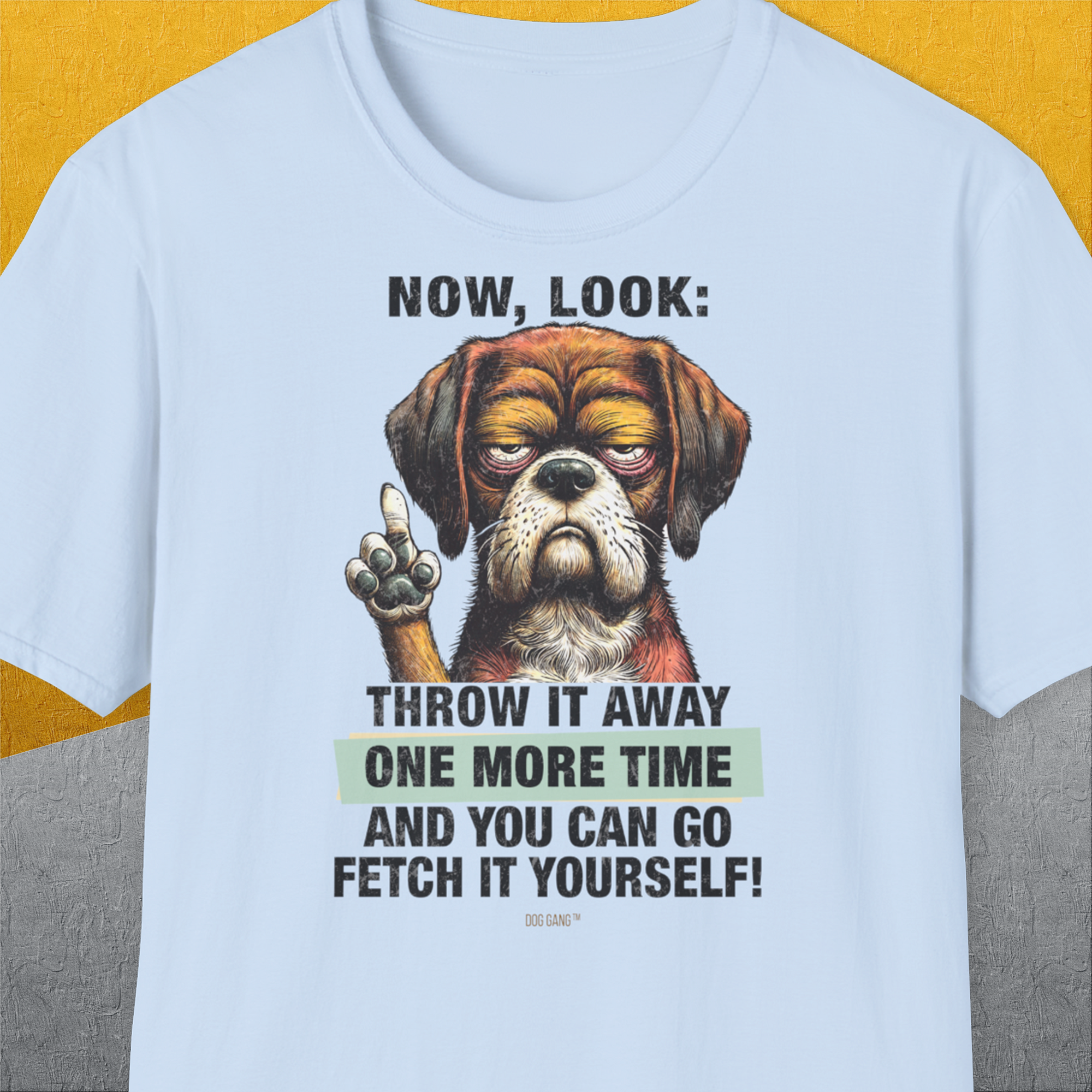 Das Unisex-T-Shirt der Go Fetch It Yourself-Serie, Band 2, zeigt eine Illustration eines mürrischen Hundes mit dem Text: „Jetzt schau mal: Wirf es noch einmal weg, und dann kannst du es selbst holen!“ Aus weicher Baumwolle für ultimativen Komfort.