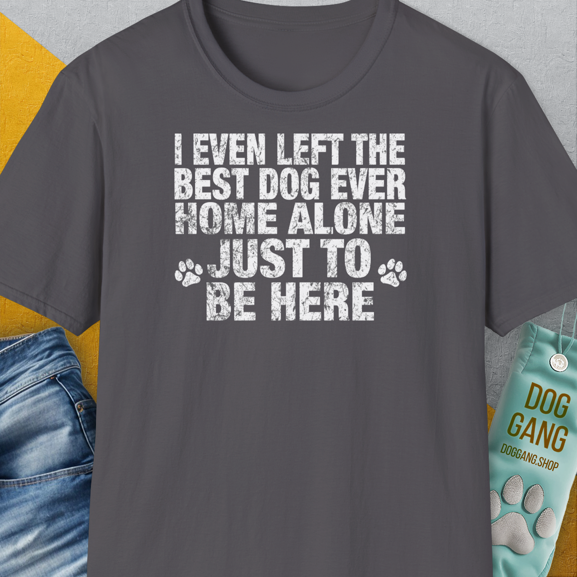 Das Unisex-T-Shirt trägt den (englischsprachigen) lustigen Spruch „Ich habe sogar den besten Hund aller Zeiten allein zu Hause gelassen, nur um hier zu sein“. 100 % Baumwollstoff und Pfotenabdrücke. Entworfen von Dog Gang.