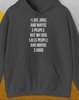 Der „I like dogs and maybe 3 people - but my dog likes people and maybe 3 dogs“-Unisex-Kapuzenpullover in Dunkelmeliert ist eine gemütliche Baumwoll-Polyester-Mischung mit witzigem Text, perfekt für die Freizeit. Entworfen von Dog Gang.
