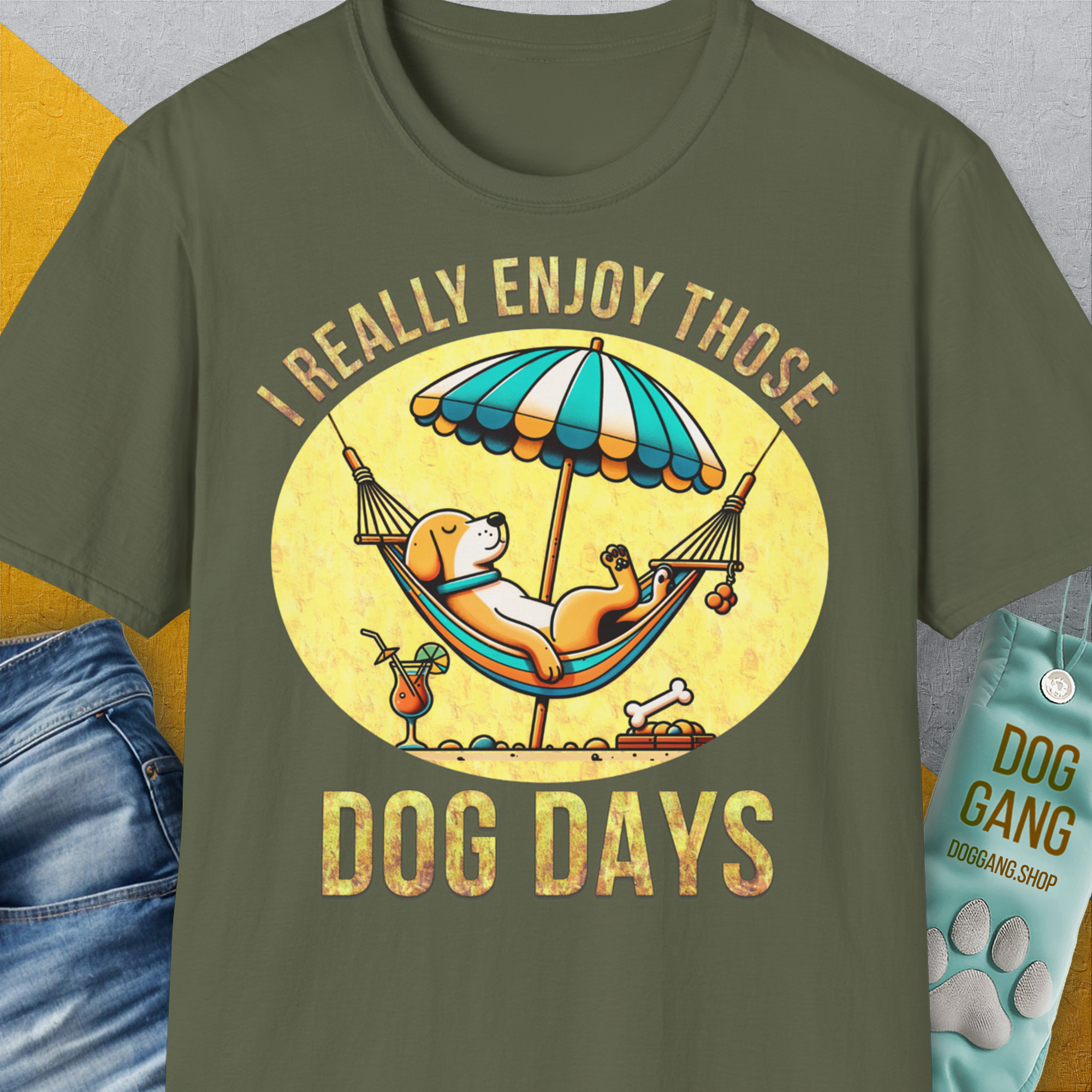 Das lustige Unisex-T-Shirt „I Really Enjoy Those Dog Days“ ist militärgrün und zeigt einen Hund in einer Hängematte mit einem Getränk. Aus weicher Baumwolle für mehr Komfort. Design von Dog Gang.