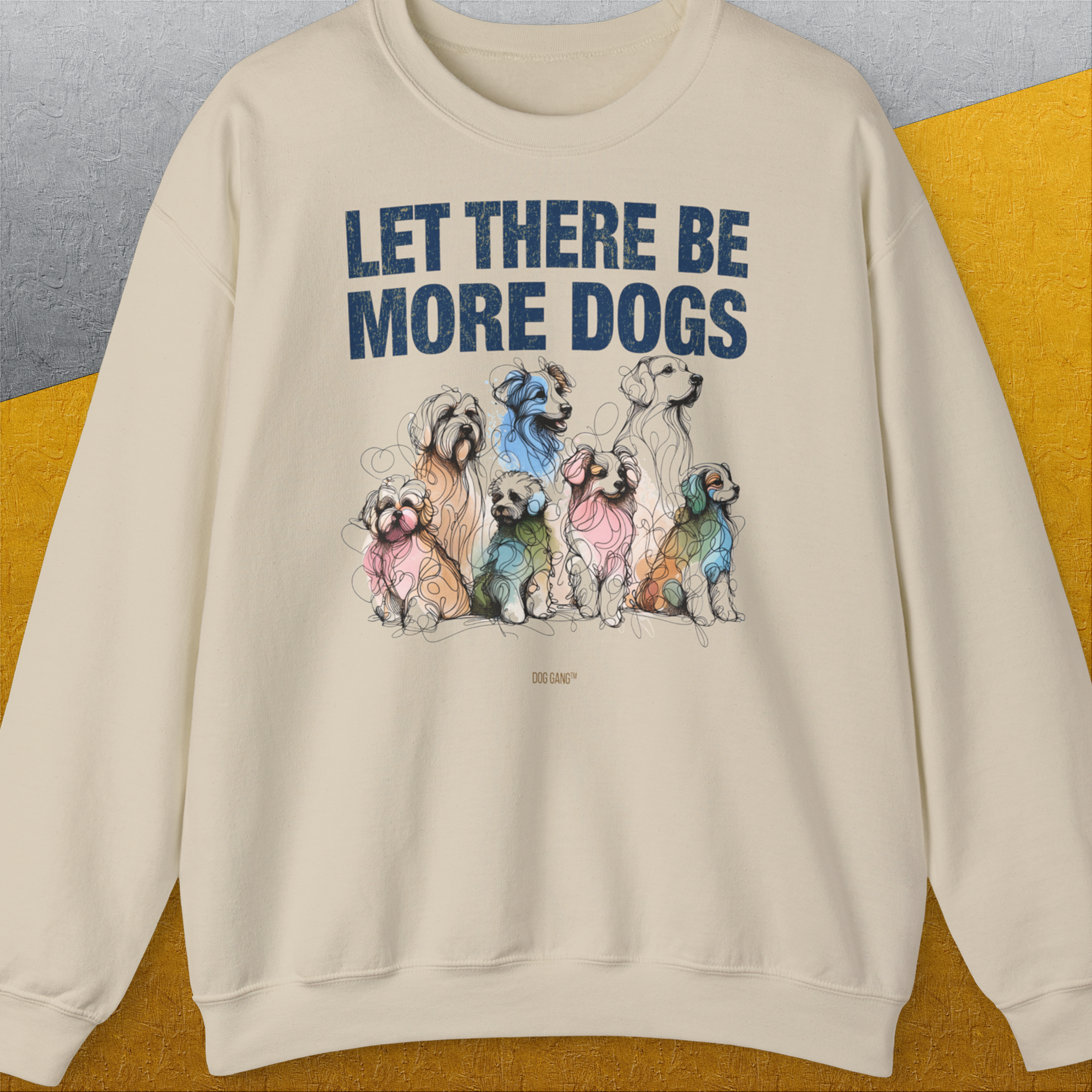 Das Unisex-Sweatshirt „Let There Be More Dogs“ in Sand zeigt lebendige Hundeskizzen und Texte. Es besteht aus ethisch angebauter Baumwolle und verbindet Komfort mit Stil. Entworfen von Dog Gang.
