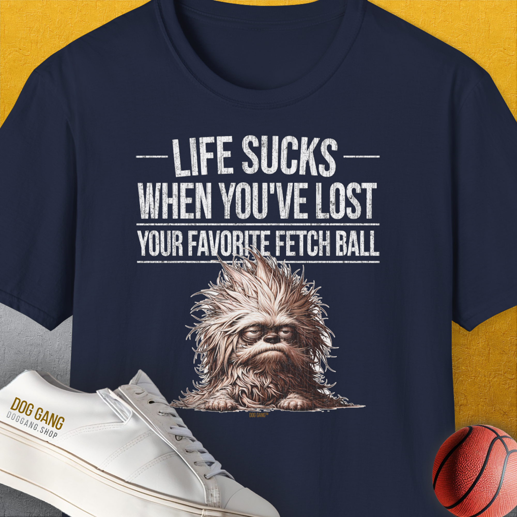 Das marineblaue Unisex-T-Shirt „Life Sucks When Youve Lost Your Favorite Fetch Ball, Volume 3“ zeigt eine flauschige Hundeillustration und einen verspielten Text, zusammen mit weißen Turnschuhen und einem Basketball.