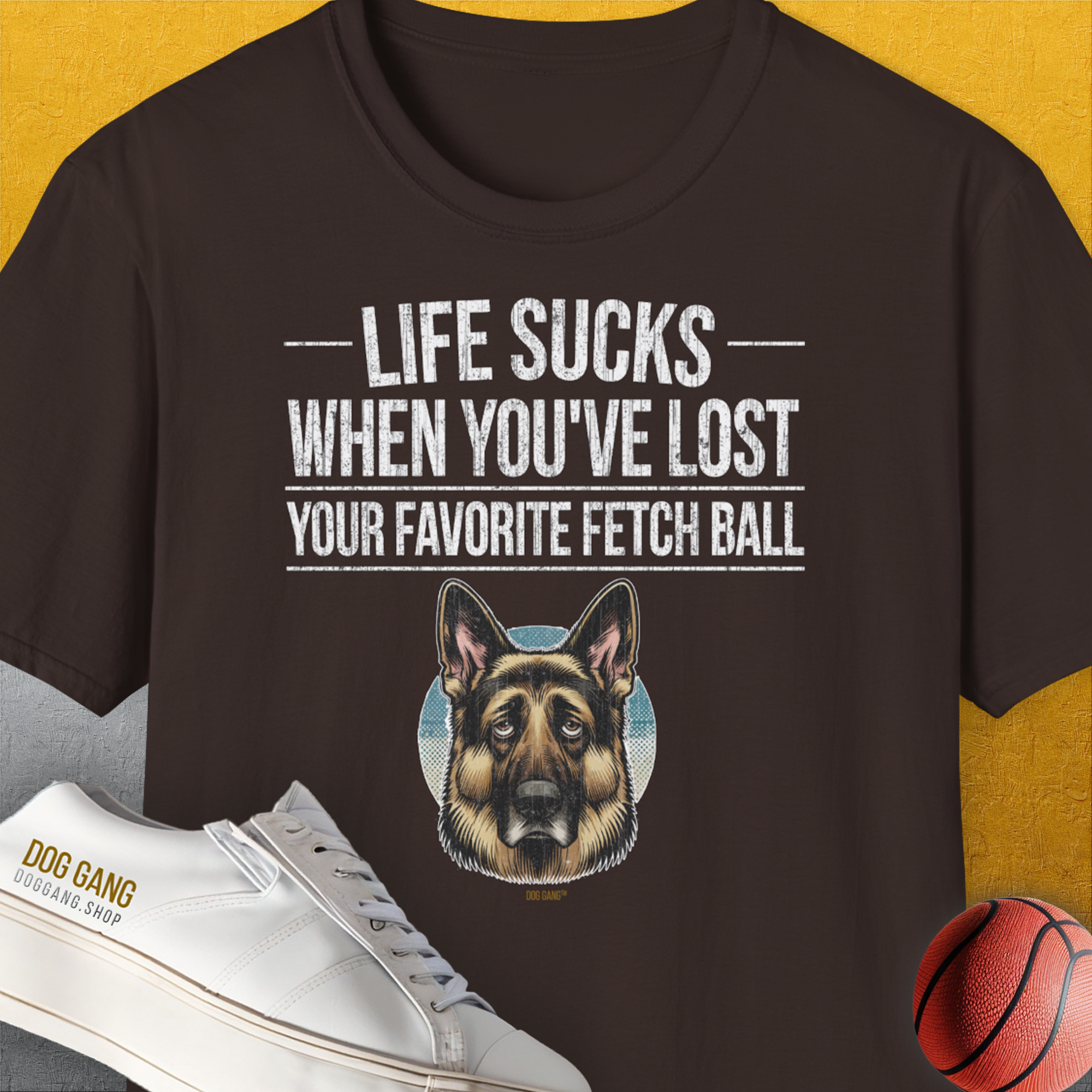 Life Sucks When You&#39;ve Lost Your Favorite Fetch Ball, Volume 4, Unisex T-Shirt-Dark Chocolate-bequemes Softstyle - Tshirt. Lustiger Spruch mit Hund. Für Hundefreunde, in- und outdoor. Design by Dog Gang
