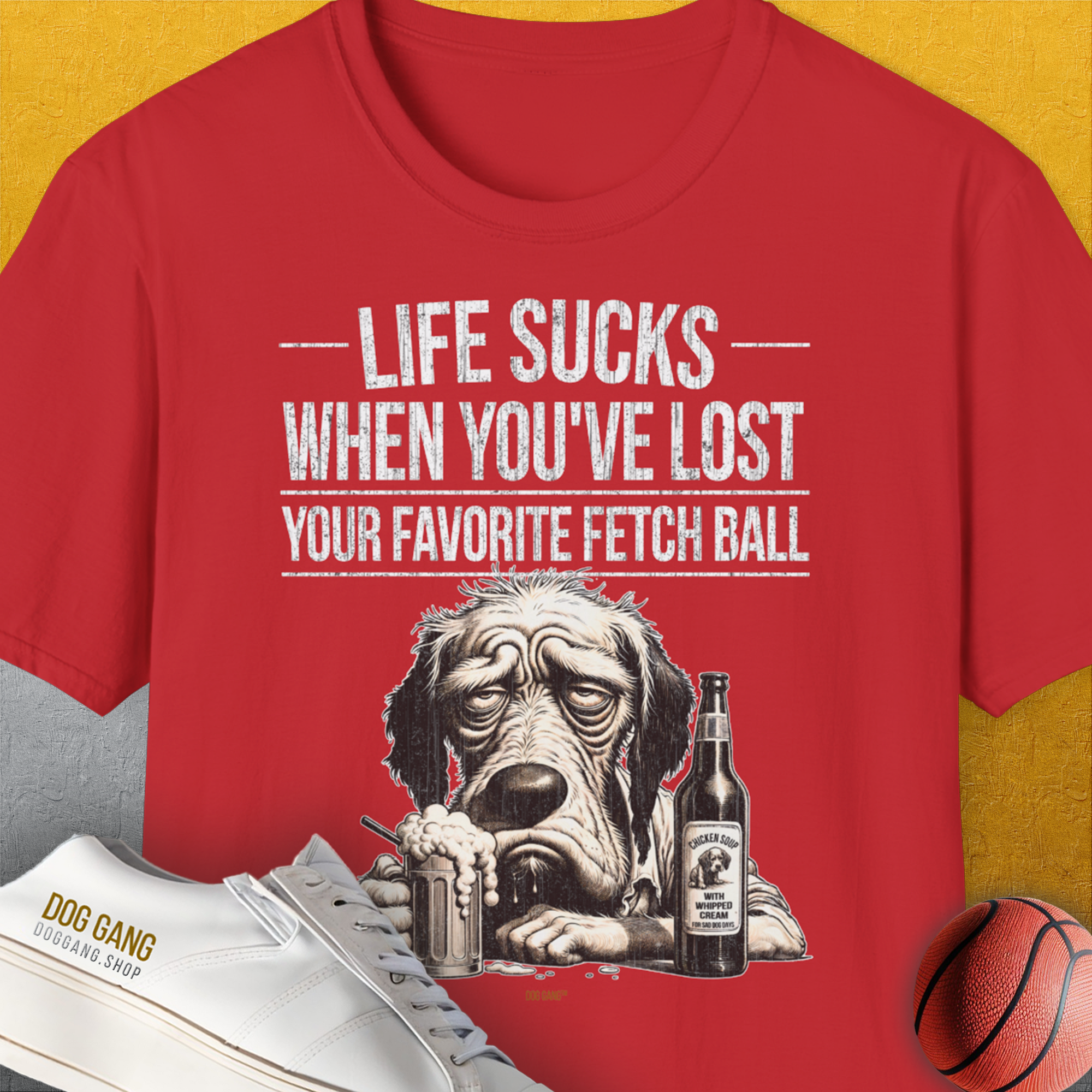 Weiches rotes Unisex-T-Shirt mit dem Titel „Life Sucks When Youve Lost Your Favorite Fetch Ball, Volume 5“ mit einem traurigen Hund und Bier. Aus 100 % Baumwolle für ultimativen Komfort.