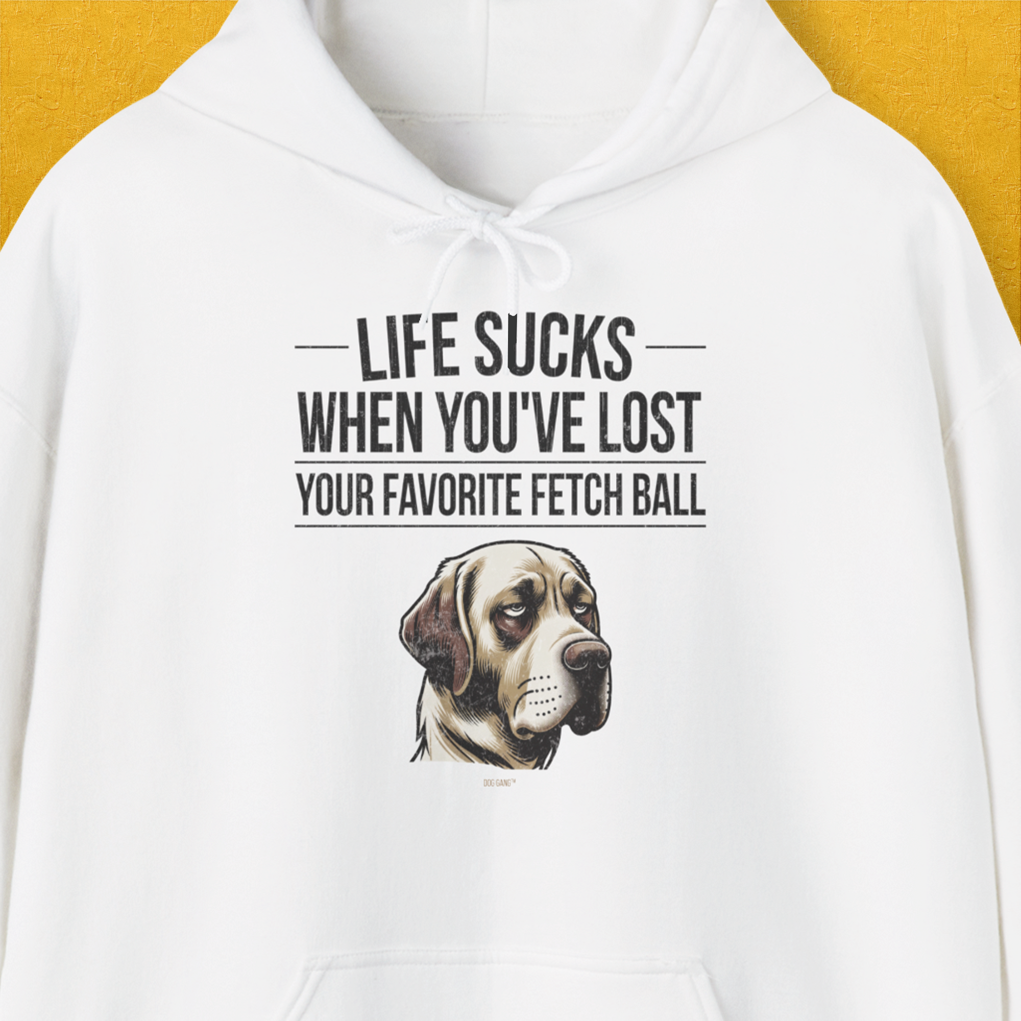 Weißer Unisex-Kapuzenpullover mit einer lustig gezeichneten traurigen Hundeillustration und dem humorvollem Text „Life Sucks When You've Lost Your Favorite Fetch Ball“. Entworfen von Dog Gang.