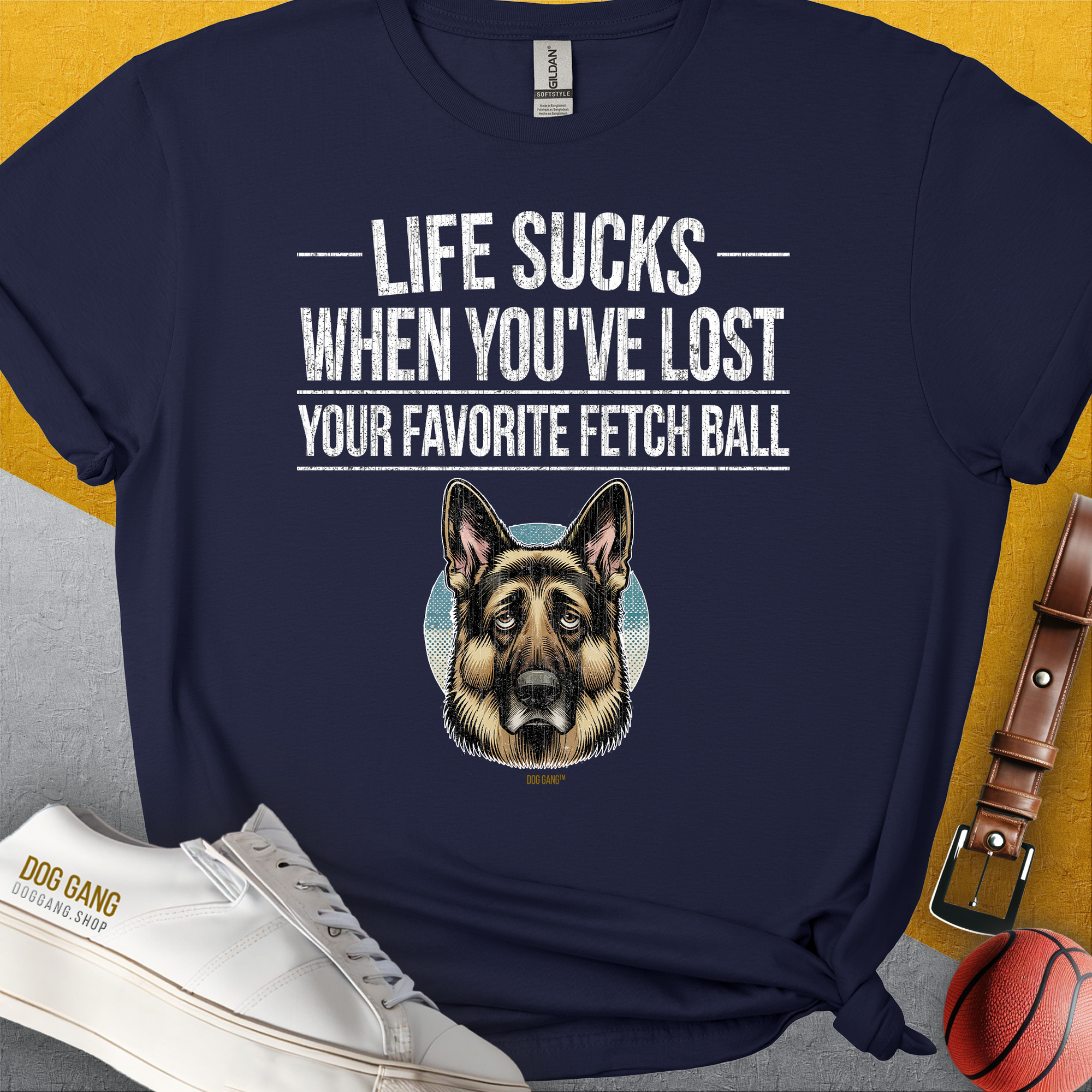 Das Unisex-T-Shirt zeigt einen witzig gezeichneten depressiven Deutschen Schäferhund und den lustigen Spruch„Life Sucks When You've Lost Your Favorite Fetch Ball“. Design von Dog Gang.