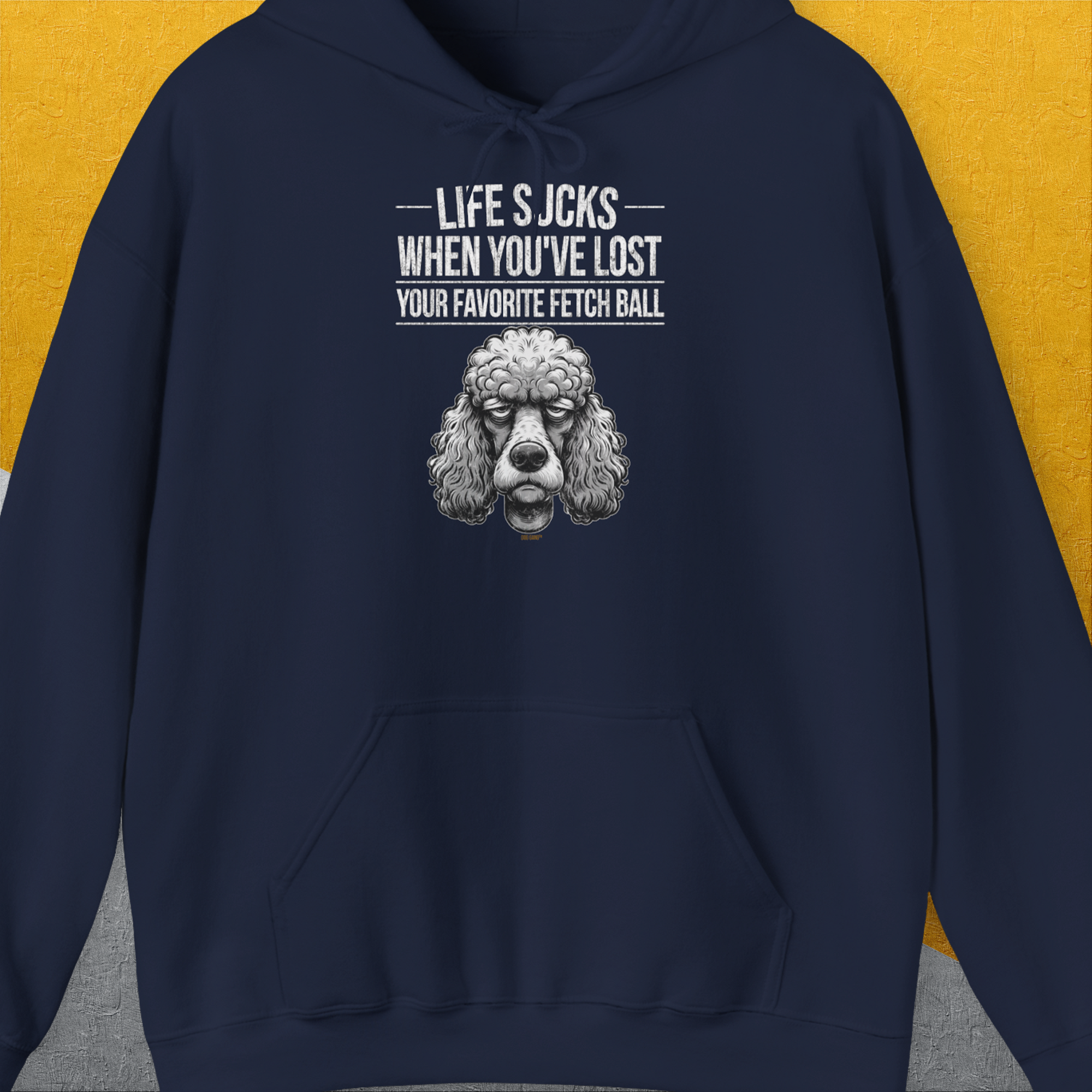Marineblauer Unisex-Kapuzenpullover für Pudel-Liebhaber mit einer lustigen Pudelillustration und dem Text: „Life Sucks When You've Lost Your Favorite Fetch Ball“. Shirt-Design von Dog Gang.