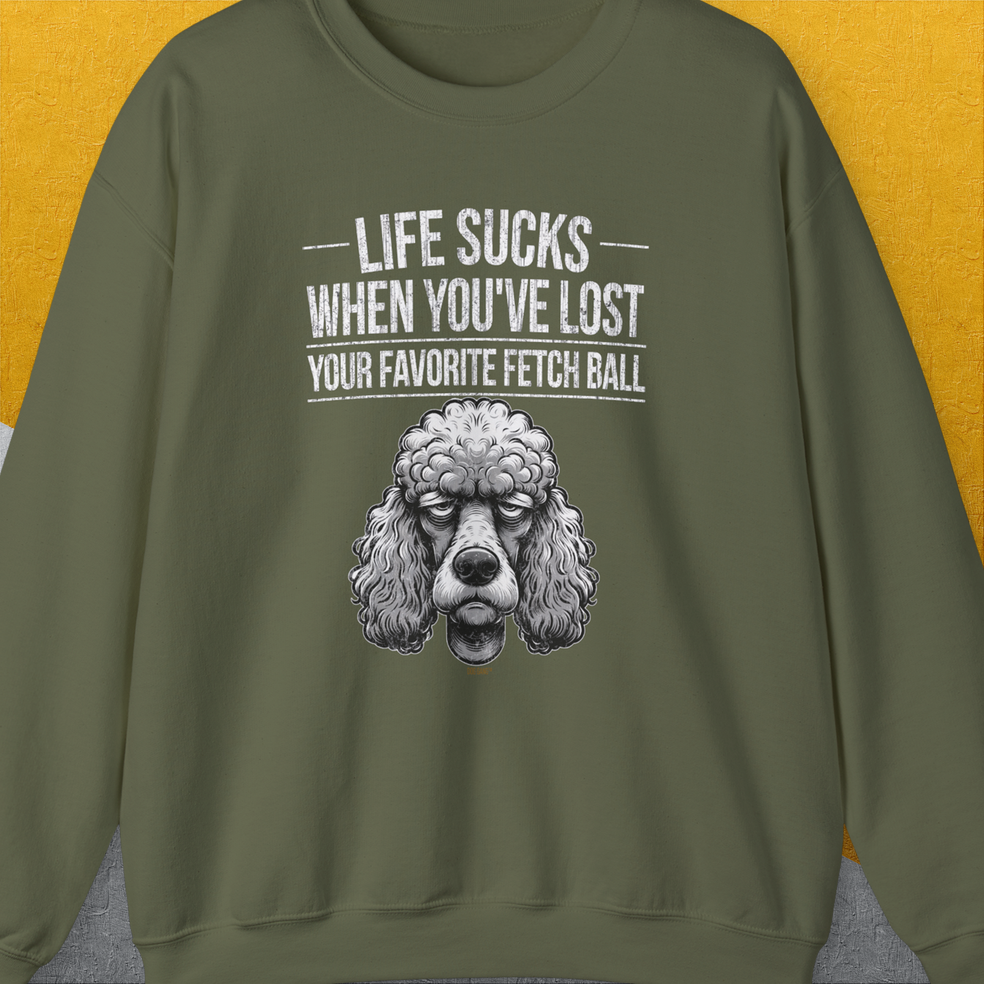Das Unisex-Sweatshirt „Life Sucks When You've Lost Your Favorite Fetch Ball, Volume 7“ in Militärgrün zeigt ein enttäuschtes und lustig gezeichnetes Hundegesicht (Pudel) mit Text. Entworfen von Dog Gang.