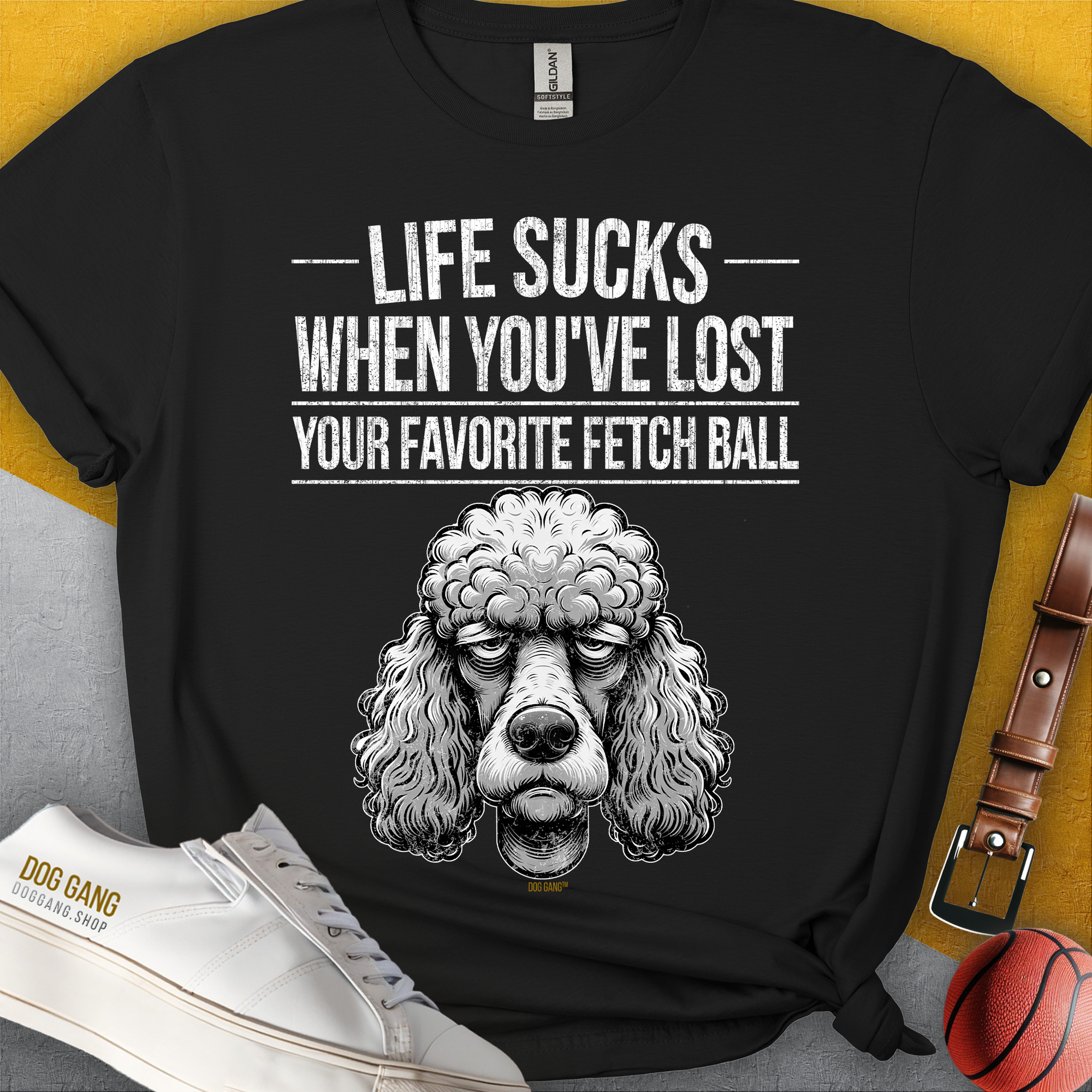 Lustiges Unisex-T-Shirt mit einem Pudel und dem Spruch „Life Sucks When You've Lost Your Favorite Fetch Ball“. Design nummer 7 aus der gleichnamigen Serie. Mit einem witzig gezeichneten Pudel. Design von Dog Gang.