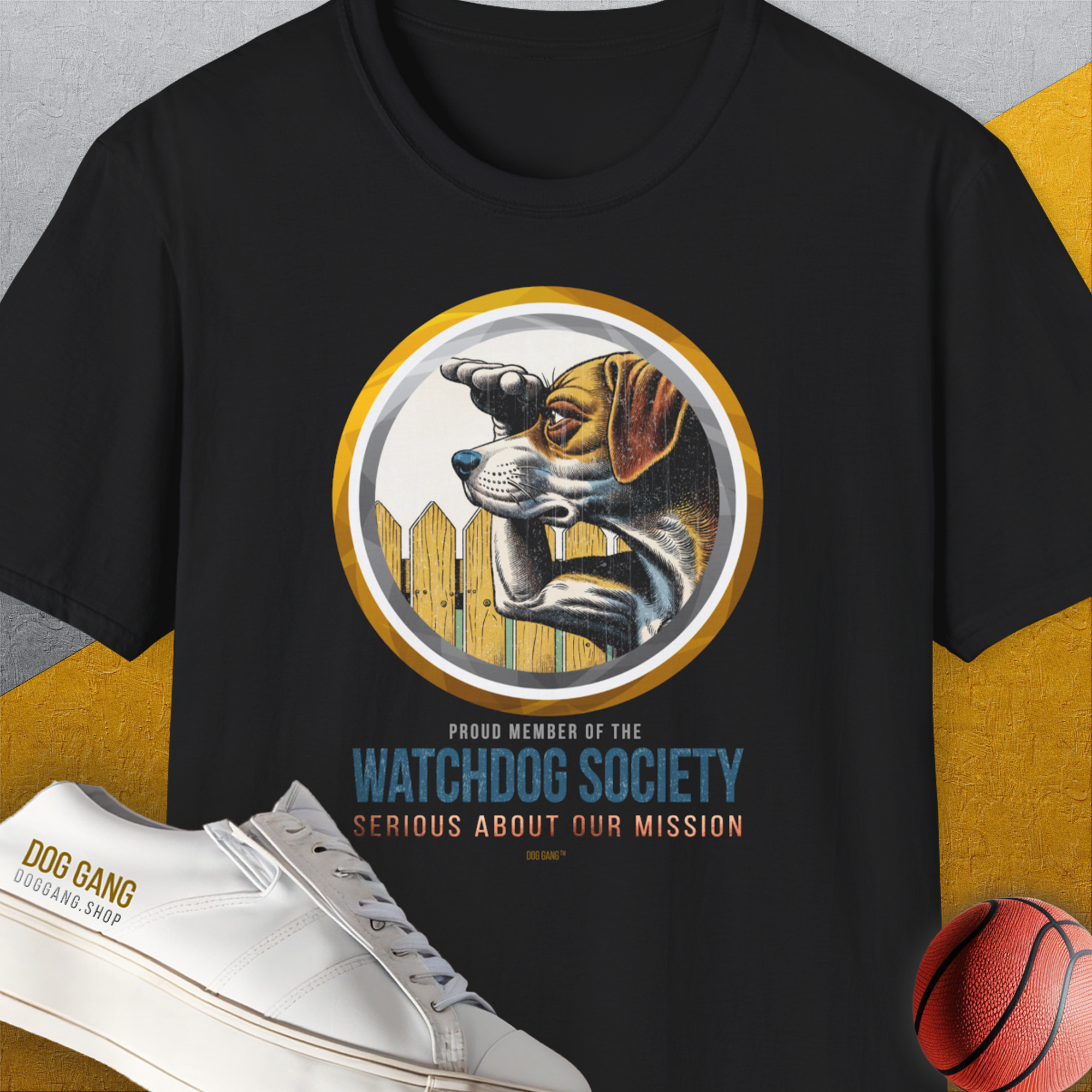 Das schwarze Unisex-T-Shirt aus der „Member Of The Watchdog Society Series, Volume 2“ zeigt einen lustig gezeichneten Wach-Hundder aufmerksam über den Gartenzaun in die Ferne blickt. Entworfen von Dog Gang.