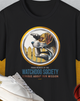 Das schwarze Unisex-T-Shirt aus der „Member Of The Watchdog Society Series, Volume 2“ zeigt einen lustig gezeichneten Wach-Hundder aufmerksam über den Gartenzaun in die Ferne blickt. Entworfen von Dog Gang.