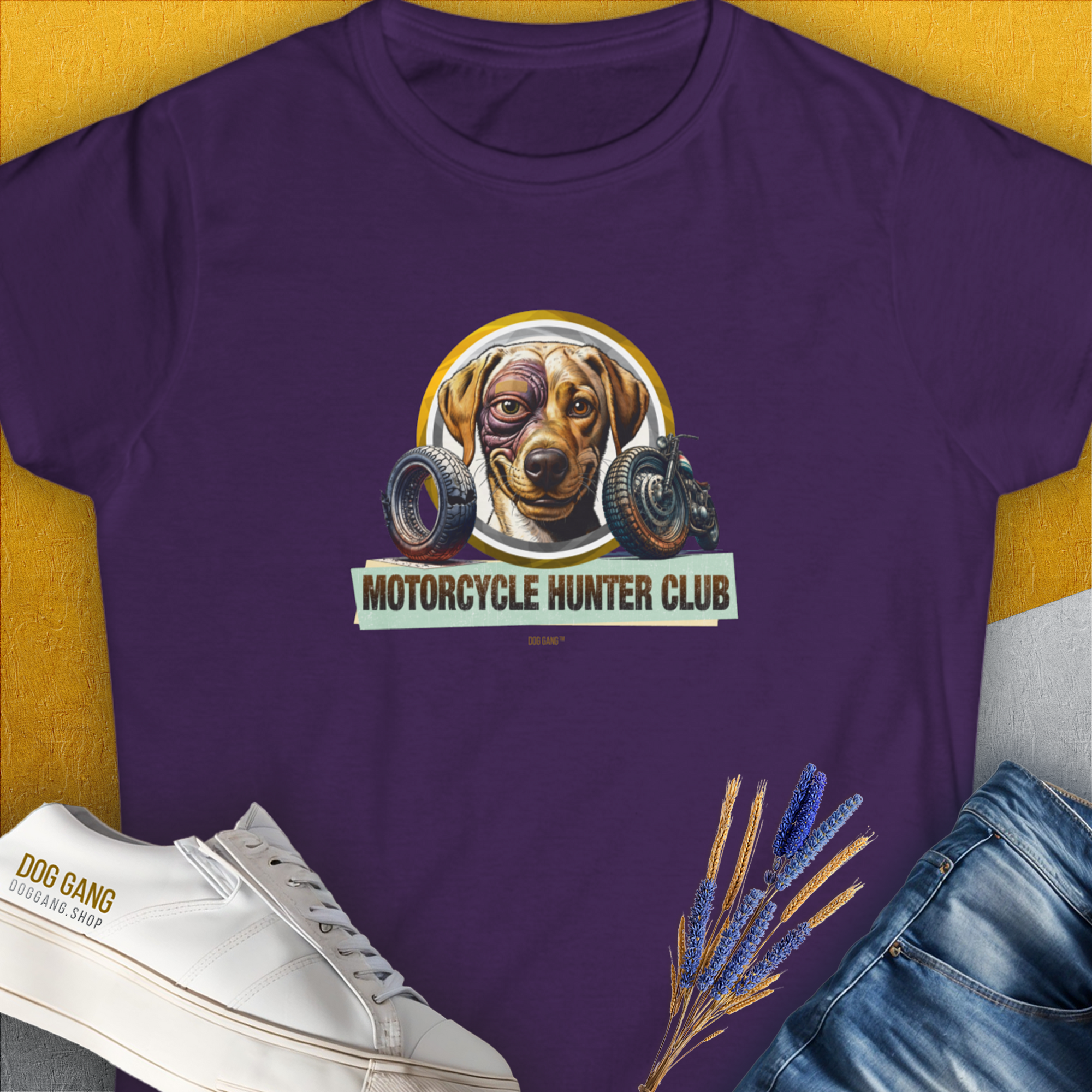 Funny shirt a funny graphic of a slightly battered Labrador with a black eye and the slogan "Motorcycle Hunter Club". Perfect for any dog ​​lover. Volume 4 of the legendary MOTORCYCLE HUNTER CLUB-series. Design by Dog Gang.