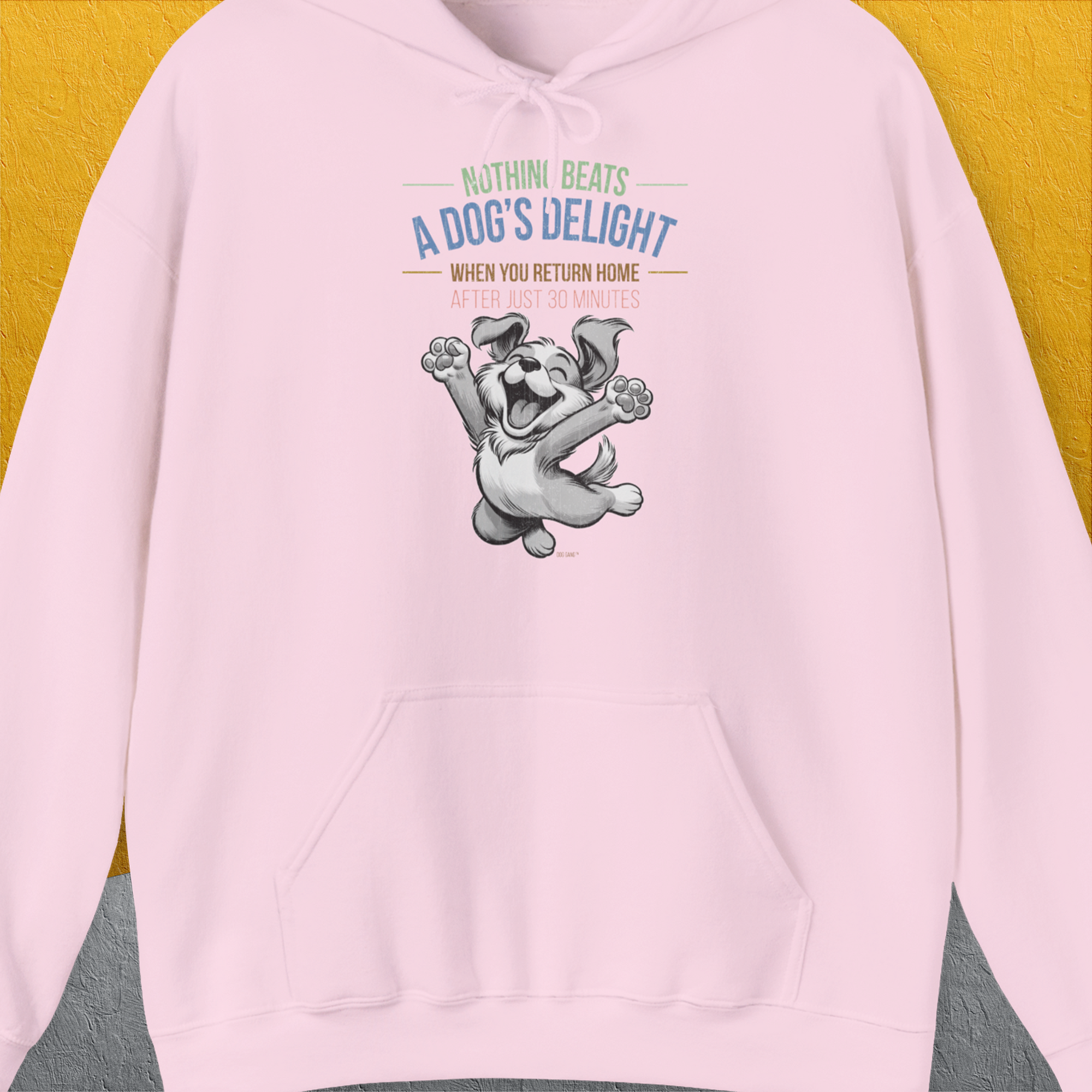 Hellrosa Unisex-Kapuzenpullover mit der Aufschrift „Nothing Beats A Dog's Delight When You Return Home (after just 30 minutes)“. Das lustige Cartoon-Hundedesign fängt die Begrüßung eines Hundes freudig ein. Entworfen von Dog Gang.