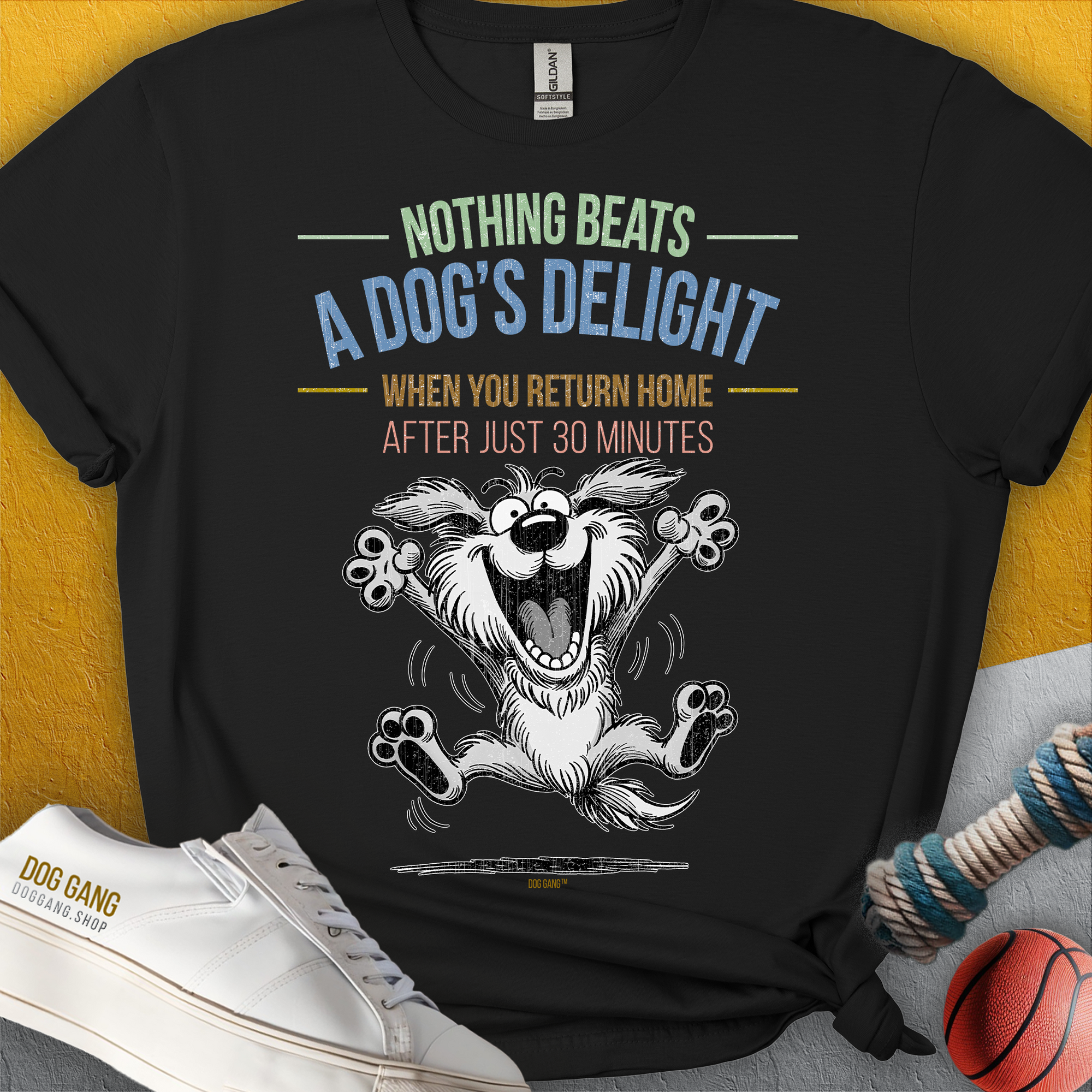 Lustiges Unisex-T-Shirt für Hundeliebhaber „Nothing Beats A Dogs Delight When You Return Home,“ aus weicher Baumwolle mit einem vor Freude überschwänglichen süssen Cartoon-Hund. Design von Dog Gang.