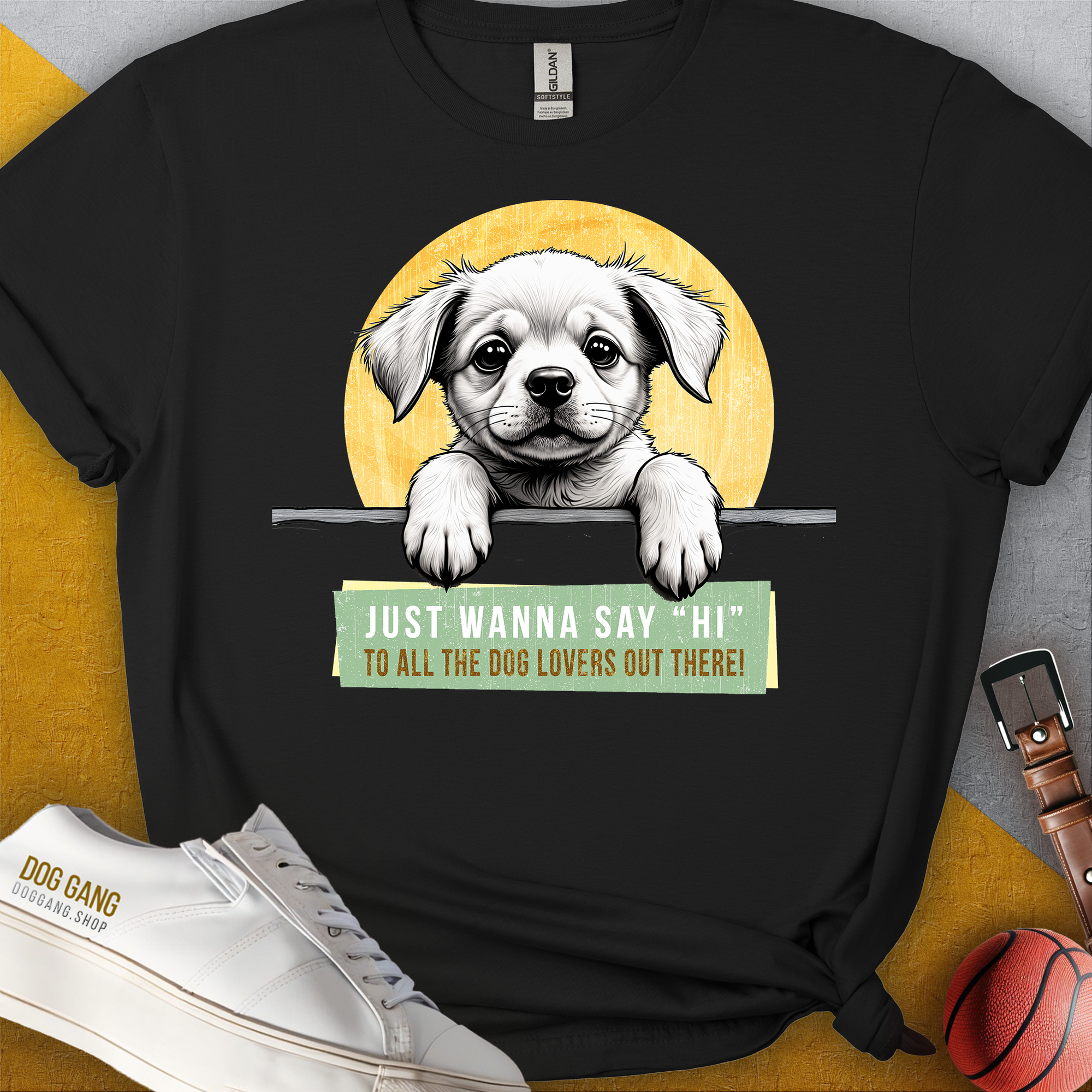 Schwarzes Unisex-T-Shirt aus 100 % Baumwolle mit einer süßen Welpenillustration und dem Text „Say Hi to all the dog lovers out there“. Perfekt für Hundeliebhaber. Design von Dog Gang.