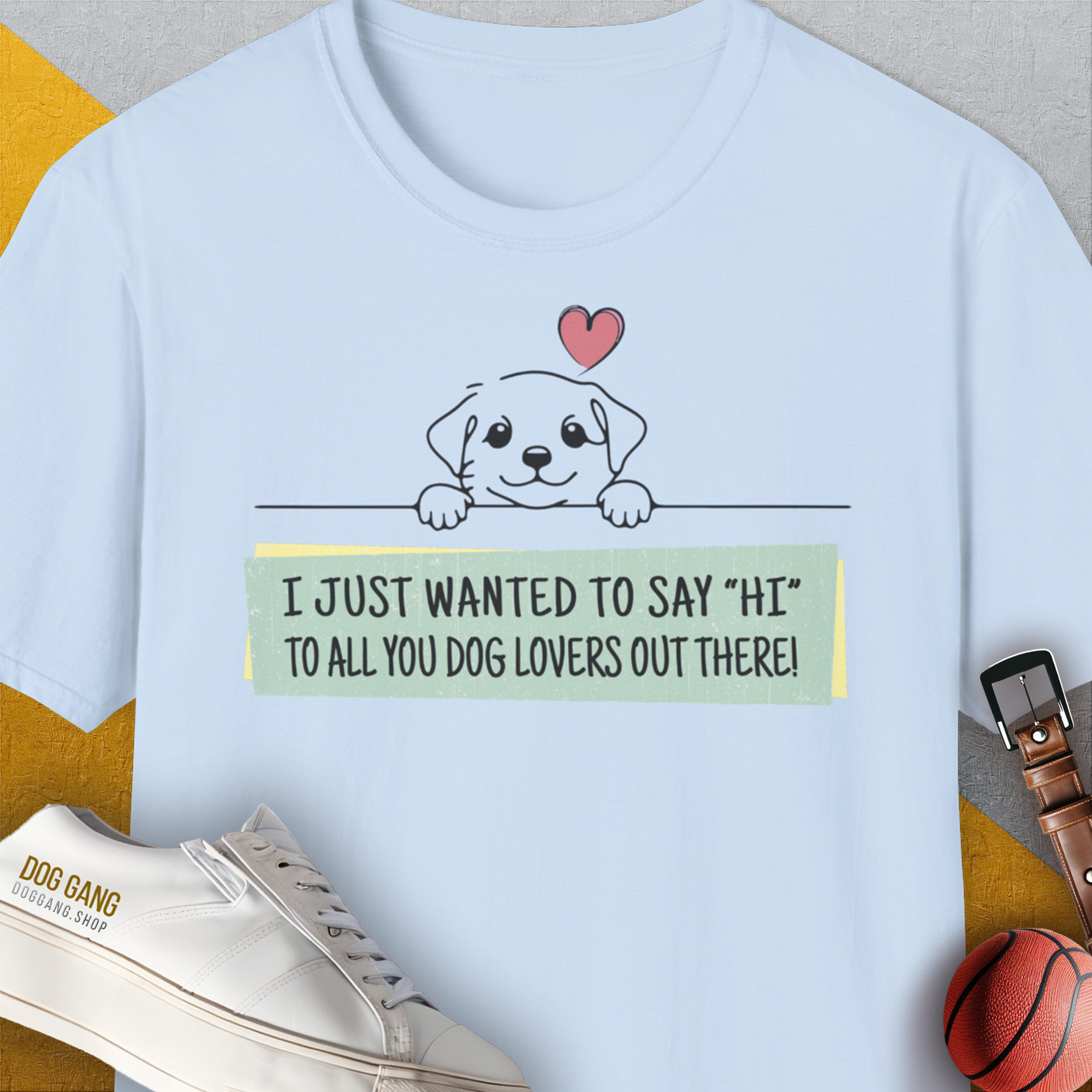 Das Unisex-T-Shirt der Serie „Say Hi“, Band 3 in Hellblau zeigt eine süße Hundegrafik mit dem englischsprachigen Text „Ich wollte nur ‚Hallo‘ zu allen Hundeliebhabern da draußen sagen!“ Entworfen von Dog Gang.