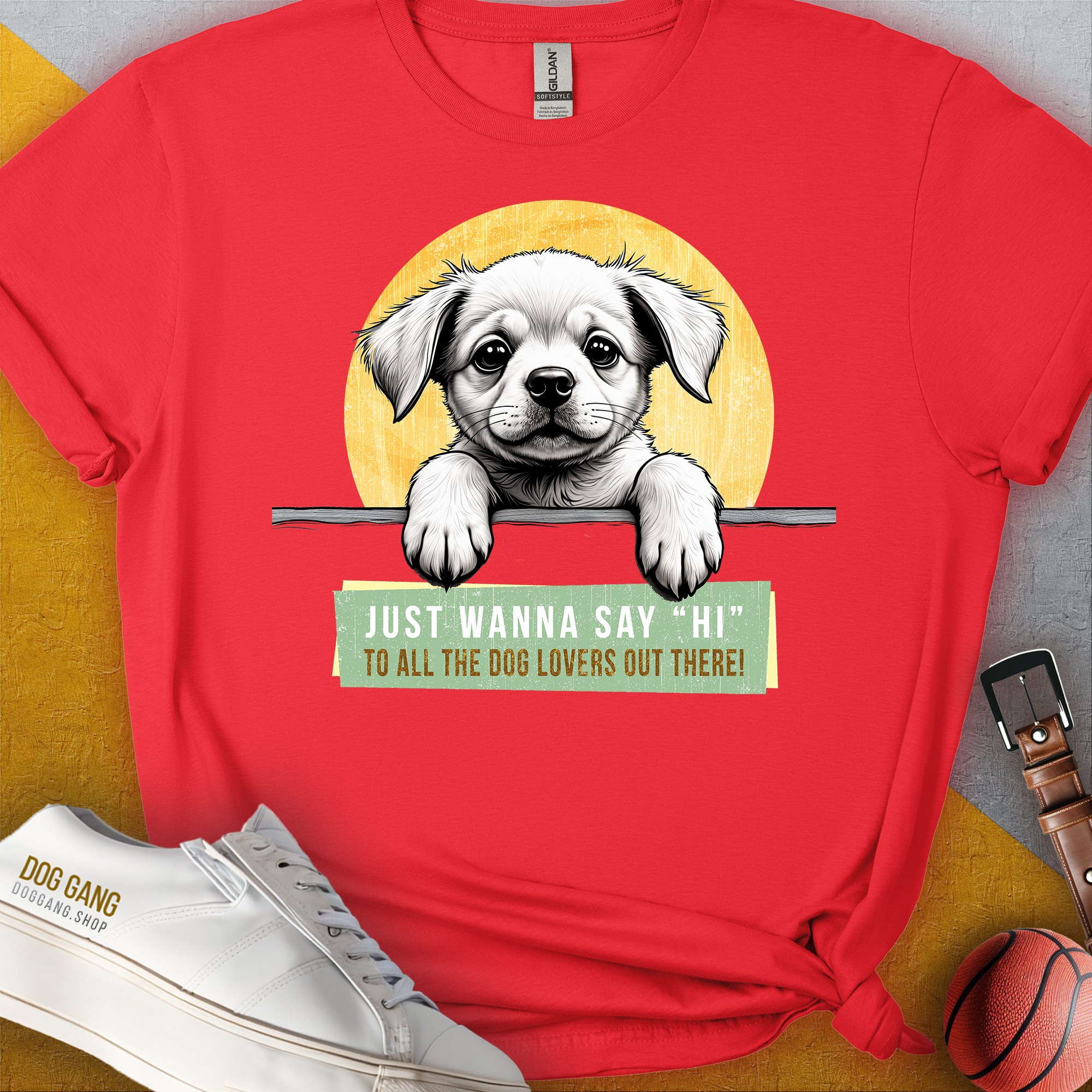 Das rote Unisex-T-Shirt der „Say Hi“-Serie, Band 1, besticht durch ein bezauberndes Welpendesign und den Text „Ich möchte allen Hundeliebhabern da draußen einfach ‚Hallo‘ sagen!“ Es besteht aus 100 % Baumwolle und ist ideal, um Ihre Liebe zu Hunden zu zeigen.