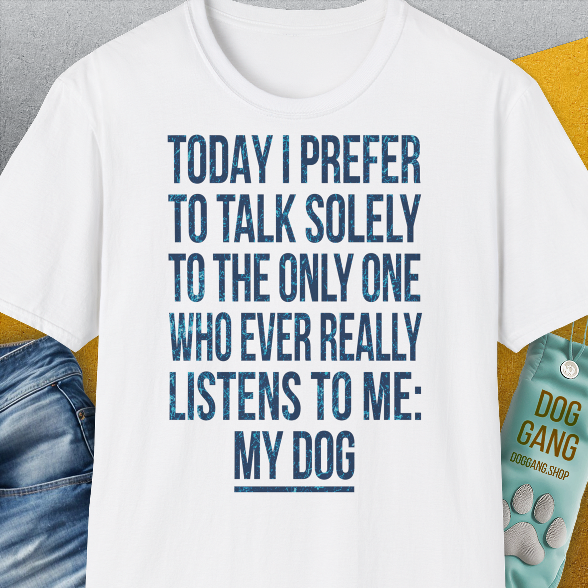 Weißes Unisex-T-Shirt aus 100 % Baumwolle mit dem lustigen Spruch „Today I Prefer To Talk To The Only One Who Ever Really Listens To Me: MY DOG“ für Hundeliebhaber. Design von Dog Gang.