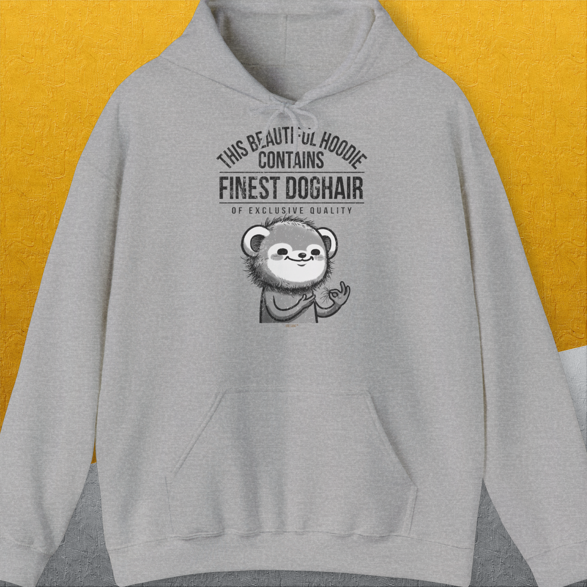 Unisex-Kapuzenpullover „Volume 2“ in Sportgrau mit einem Cartoon-Tier und dem englischsprachigen Text: „Dieser wunderschöne Kapuzenpullover enthält feinstes Hundehaar von exklusiver Qualität.“ Entworfen von Dog Gang.