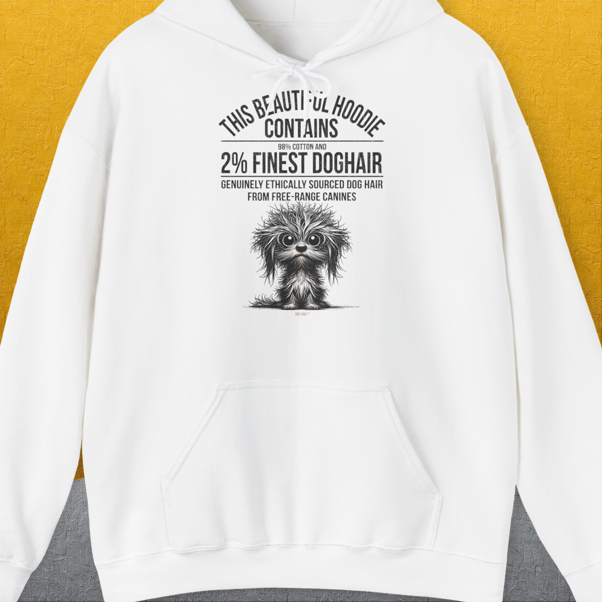 Der lustige Unisex-Kapuzenpullover zeigt eine süsse, zottelige Hundegrafik mit dem Spruch „This Beautiful Hoodie Contains Finest Dog Hair“. Volume 3 aus der gleichnahmigen Serie. Entworfen von Dog Gang.