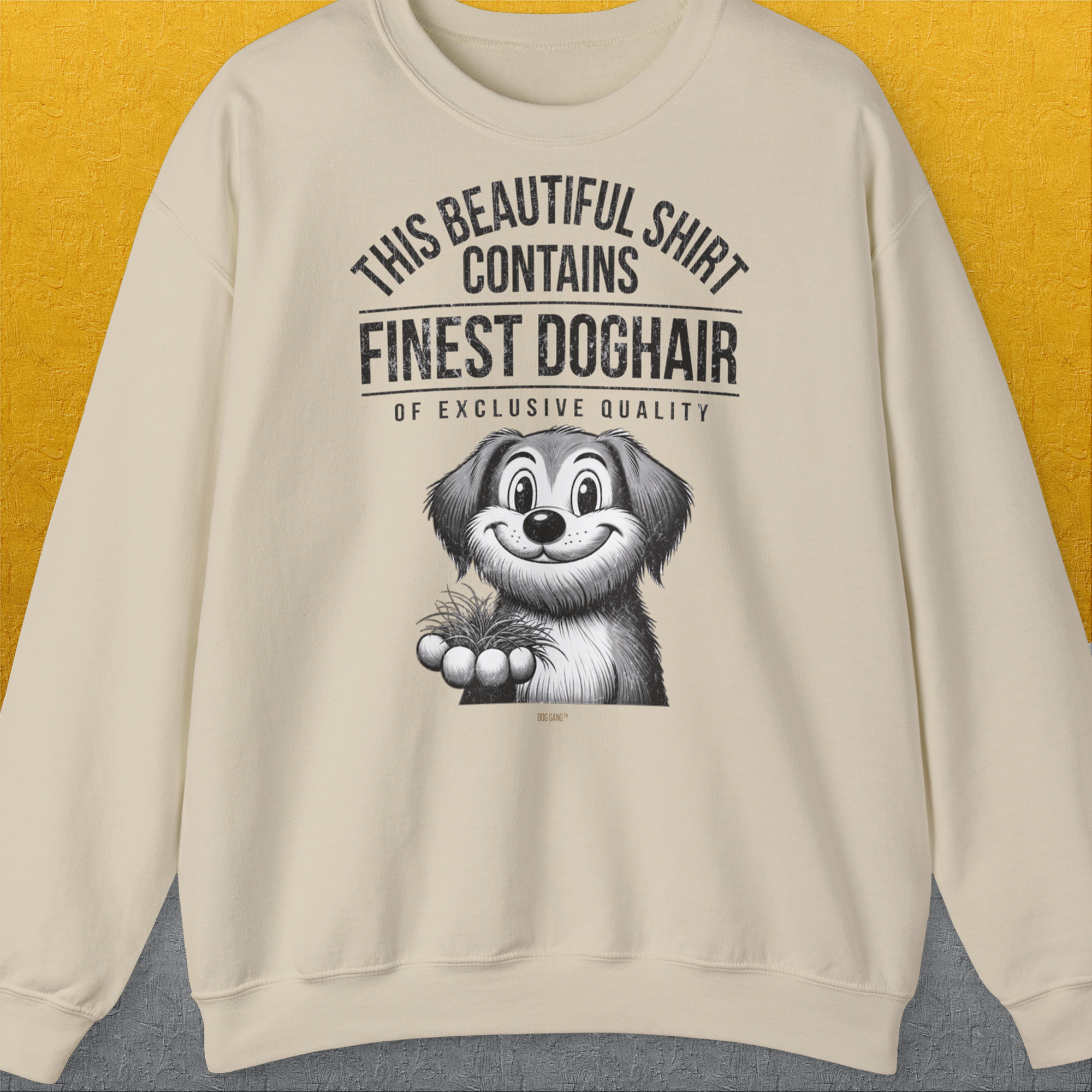 Lustiges Unisex-Sweatshirt „This Beautiful Shirt Contains Finest Dog Hair Of Exclusive Quality“ zeigt einen lächelnden Cartoon-Hund mit verspieltem Text. Entworfen von Dog Gang.