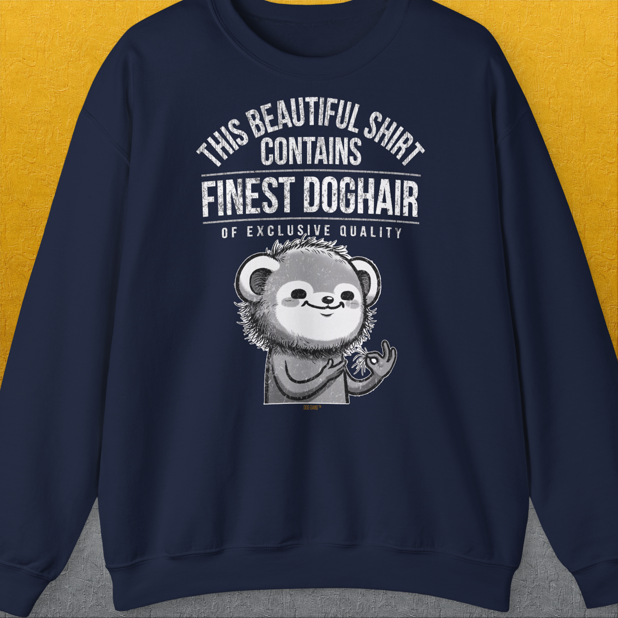 Marineblaues Unisex-Sweatshirt „This Beautiful Shirt Contains Finest Dog Hair Of Exclusive Quality“ zeigt einen Cartoon-Hund und Text, aus Polyester und Baumwolle. Design von Dog Gang.
