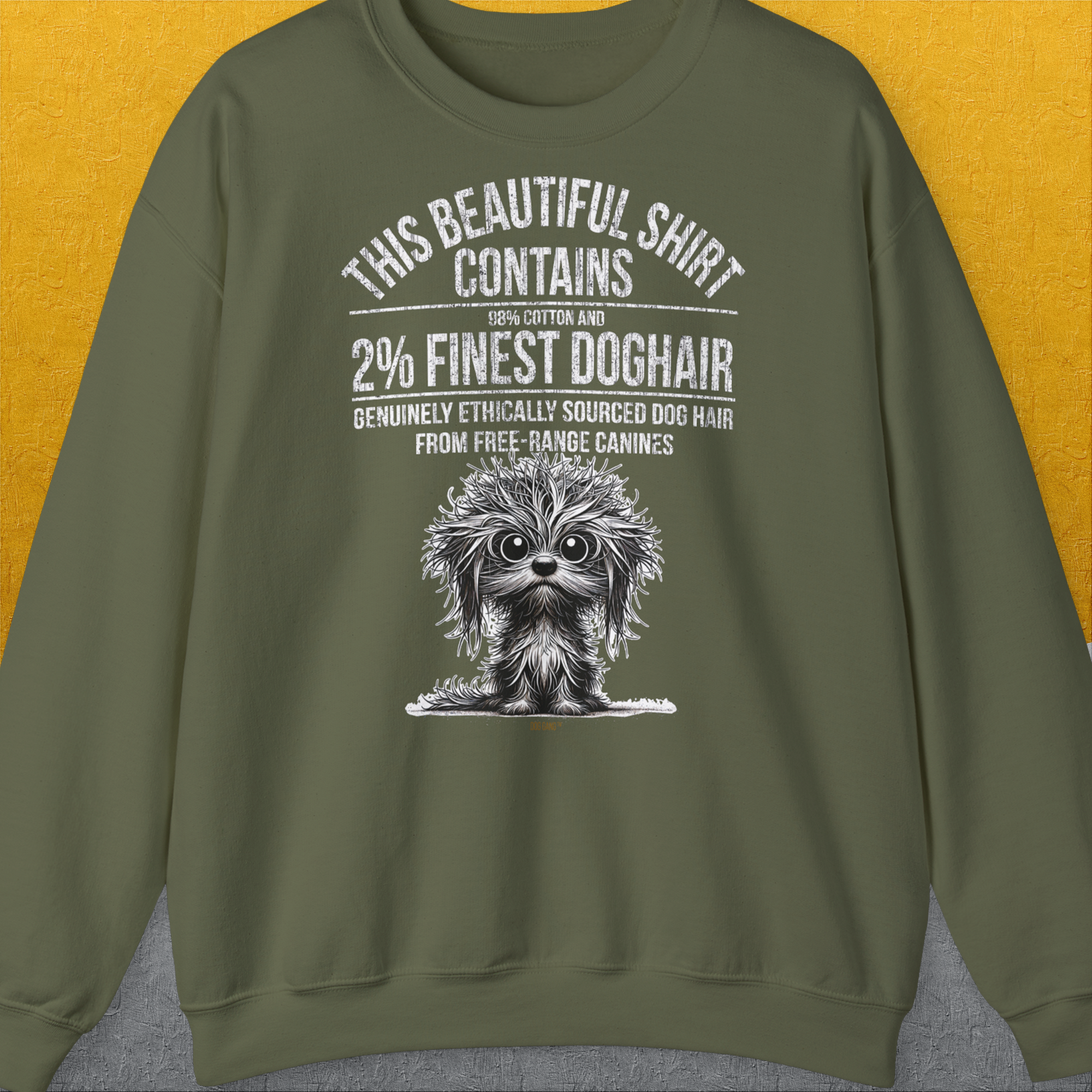 Das militärgrüne Unisex-Sweatshirt „This Beautiful Shirt Contains Finest Dog Hair, Volume 3“ zeigt eine süße Hundeillustration mit einer lustigen Botschaft über Hundehaare. Entworfen von Dog Gang.