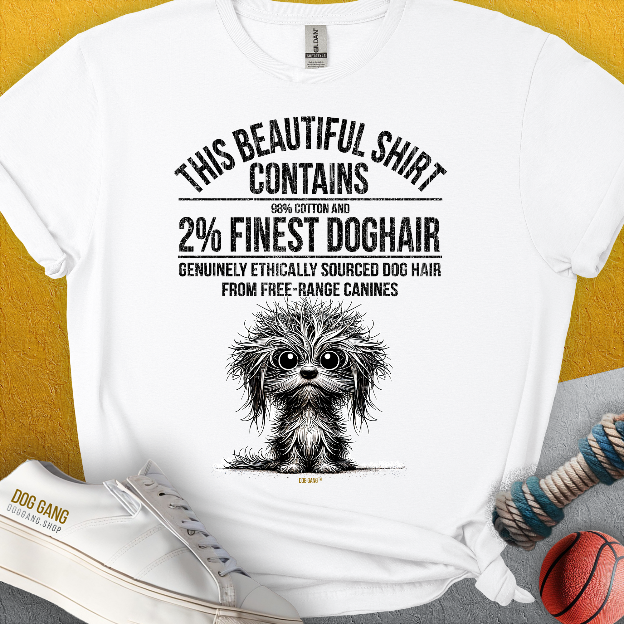 Das „This Beautiful Shirt Contains Finest Dog Hair, Volume 3, Unisex T-Shirt“ ist ein weißes T-Shirt mit einer lustigen Hundeillustration und einem witzigen Text. Aus weicher, 100 % Baumwolle für hohen Tragekomfort. Design von Dog Gang.