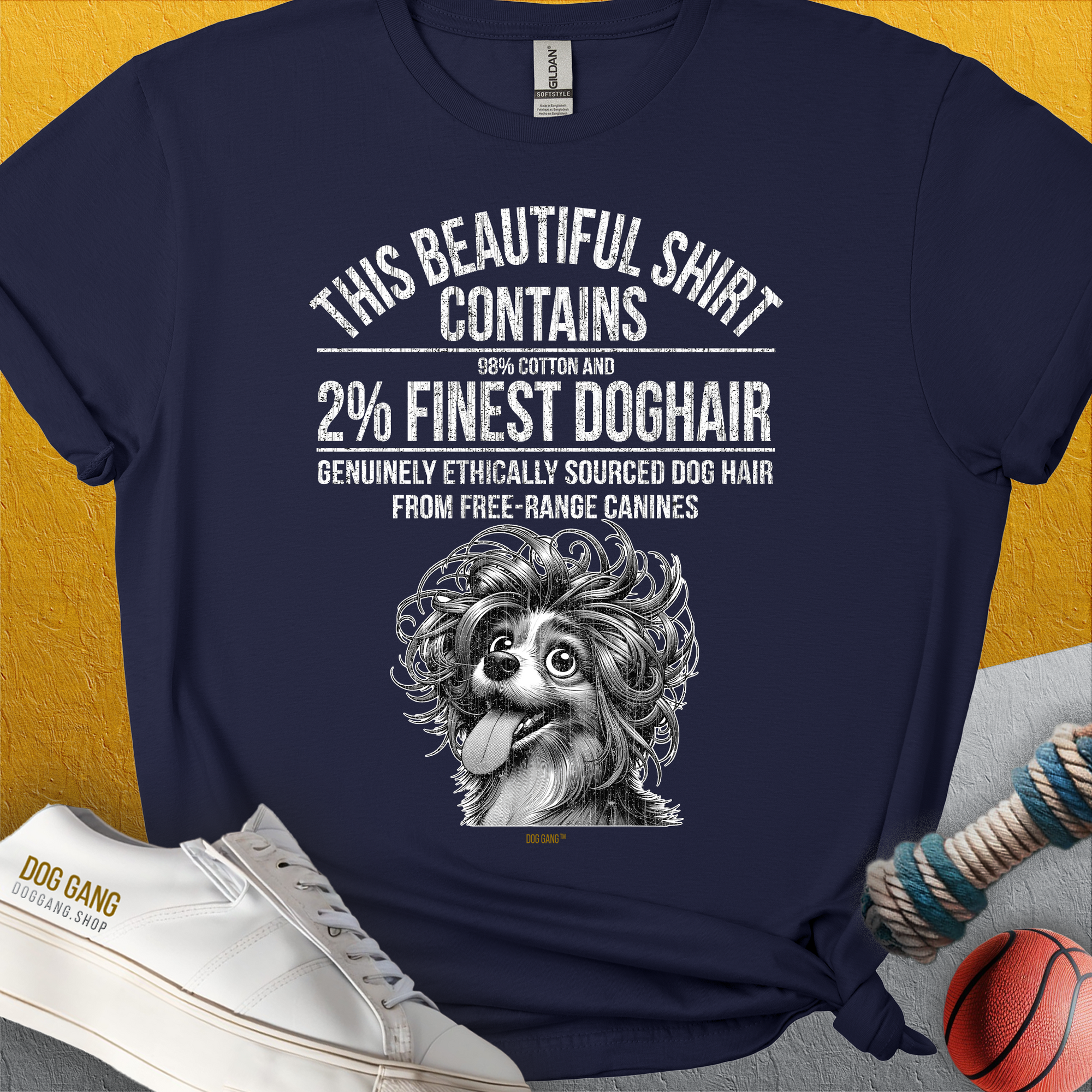 Das „This Beautiful Shirt Contains Finest Dog Hair, Volume 4, Unisex T-Shirt“ ist ein marineblaues T-Shirt mit einem Hundegesicht und einem lustigen Text über Hundehaare. Aus 100 % weicher Baumwolle. Design von Dog Gang.